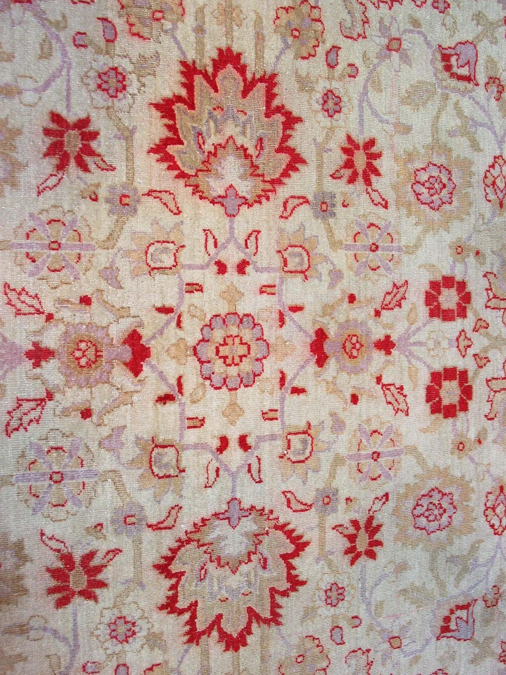 Tapis antique d'Amritsar

Inde du Nord, vers 1950

Mesures approximatives, 11ft. 10in. x 6ft.,(361 x 183cm.)

Un tapis en laine à poils ras finement noué, dans un style restreint mais élégant
palette de pourpre, cramoisi et beige sur un champ