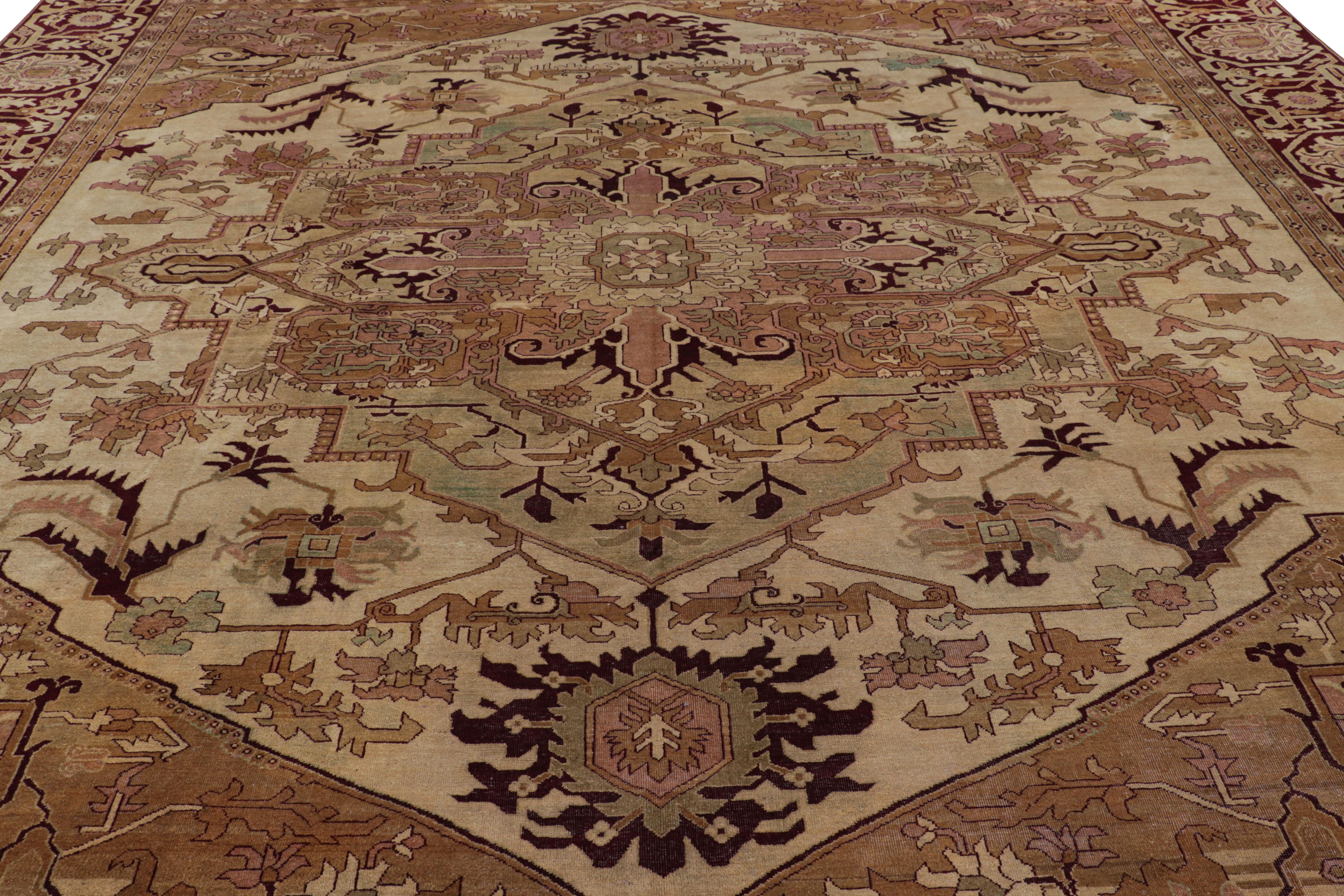 Dieser 12x14 große antike Teppich aus Amritsar, handgeknüpft aus Wolle um 1890-1900, ist eine besonders seltene Kuration von Rug & Kilim.

Über das Design: 

Bewunderer des Kunsthandwerks werden in den großflächigen Rosettenmedaillons und