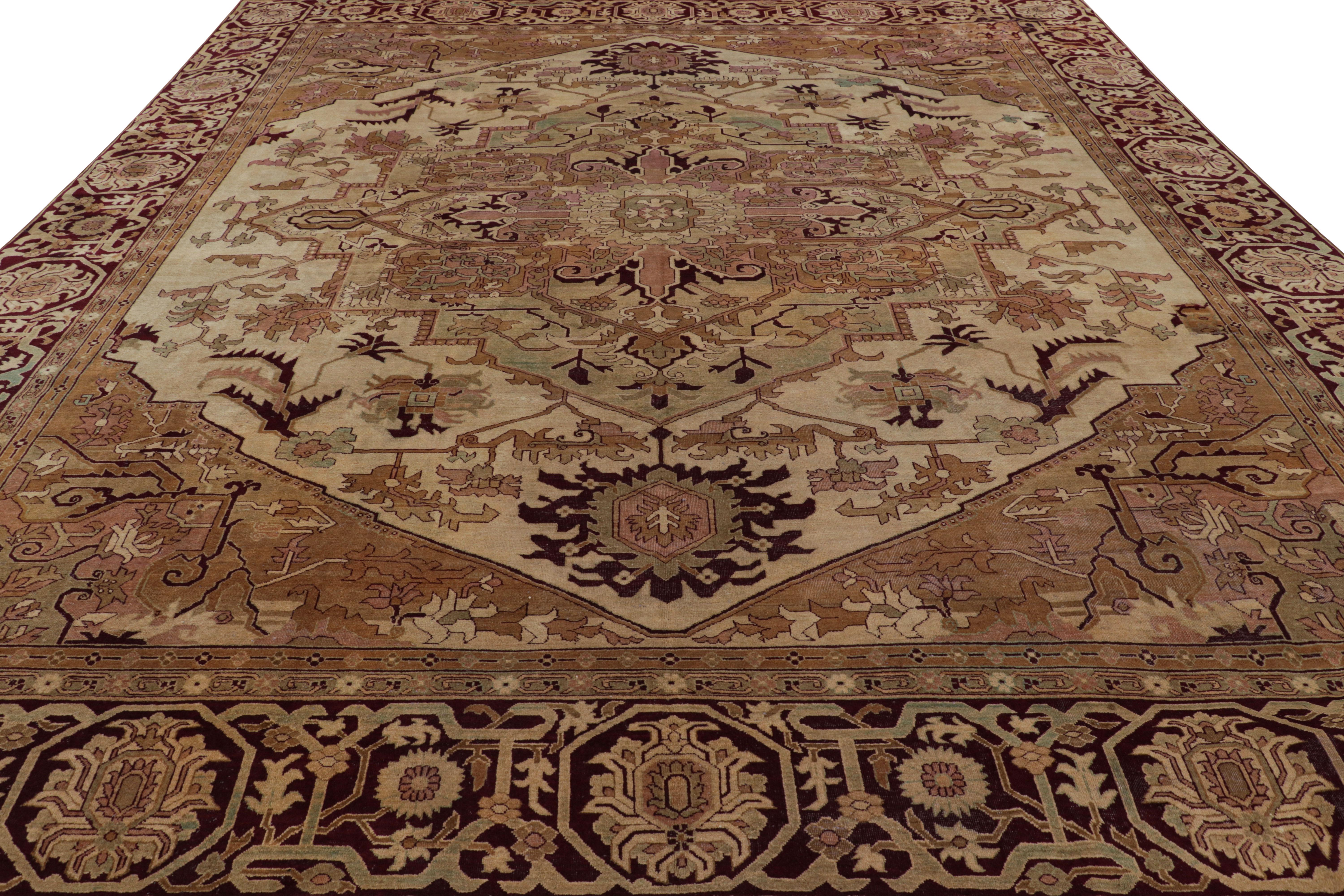Antiker Amritsar Teppich in Beige-Braun-Tönen mit Blumenmedaillon - Rug & Kilim im Zustand „Gut“ im Angebot in Long Island City, NY