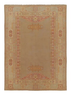 Tappeto antico in beige-marrone con campo aperto e bordi geometrici