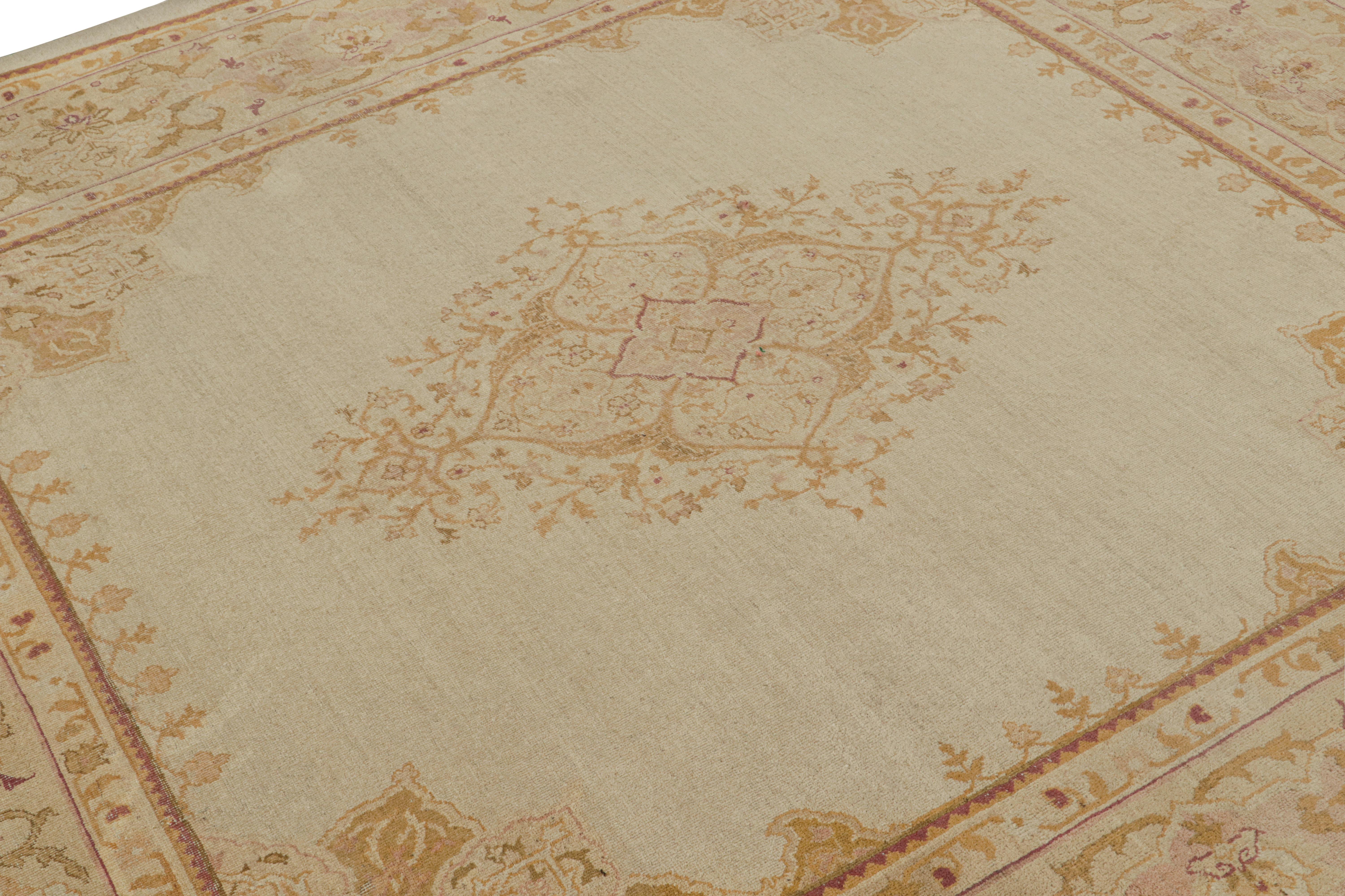 Noué à la main en laine, ce tapis carré 8x8 antique d'Amritsar est une pièce unique en plein champ parmi les chefs-d'œuvre que Jahanshah Nazmiyal, directeur de R&K, conserve pour leur distinction et leur beauté. 

Sur le Design : 

Ce tapis carré
