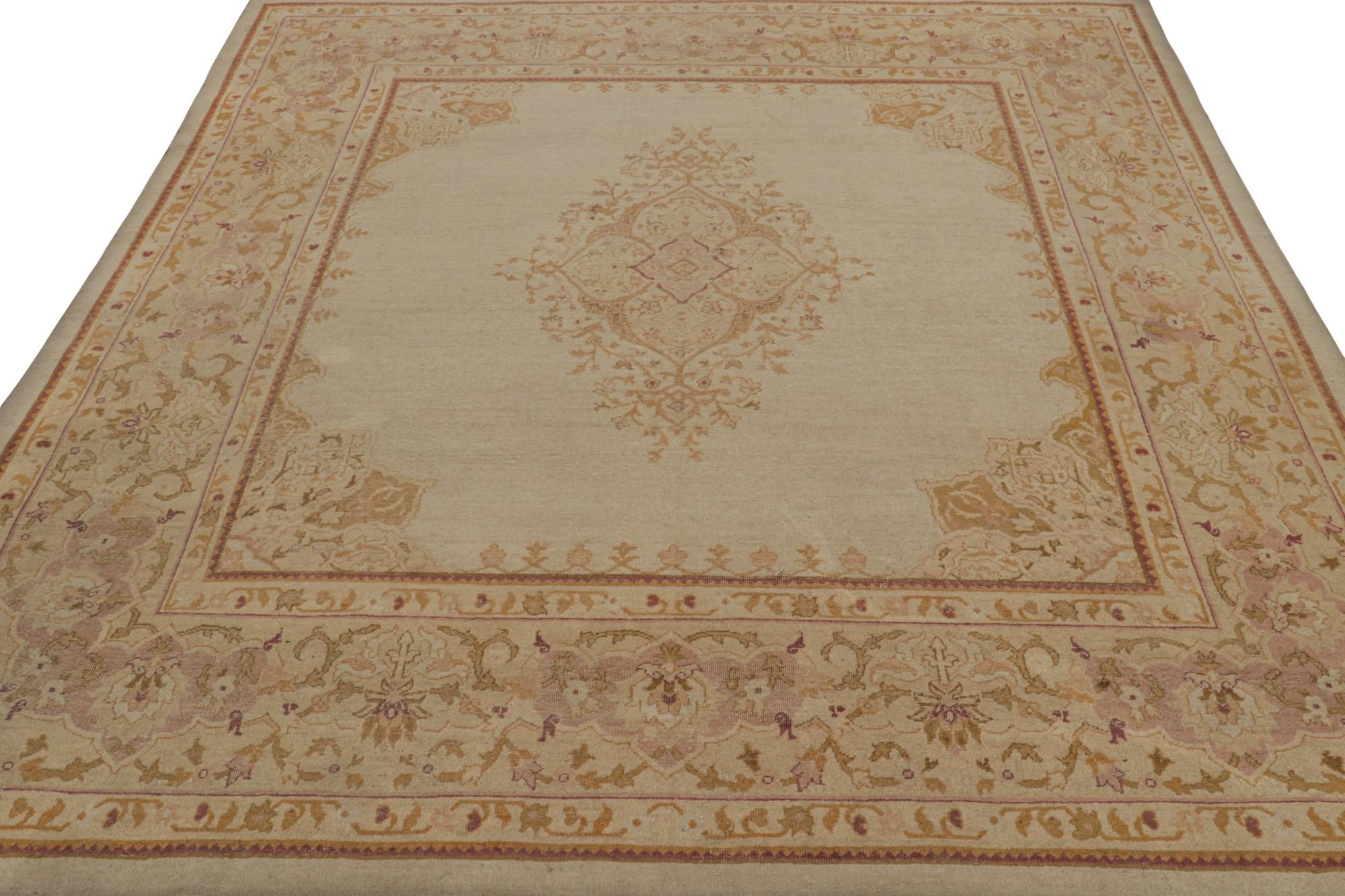 Antiker quadratischer Amritsar Teppich mit Medaillon und floralen Mustern von Rug & Kilim  (Indisch) im Angebot