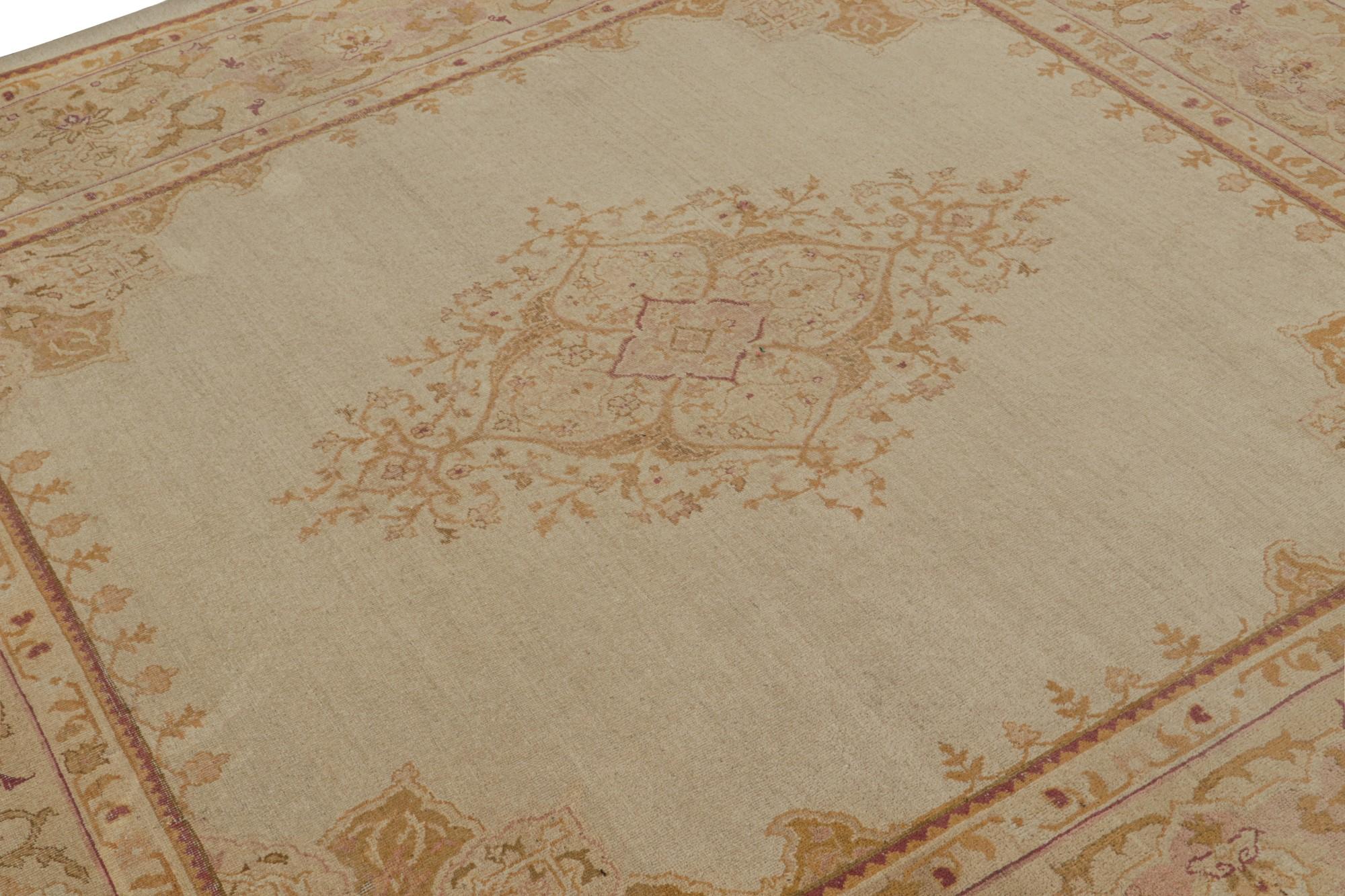 Antiker quadratischer Amritsar Teppich mit Medaillon und floralen Mustern von Rug & Kilim  (Handgeknüpft) im Angebot
