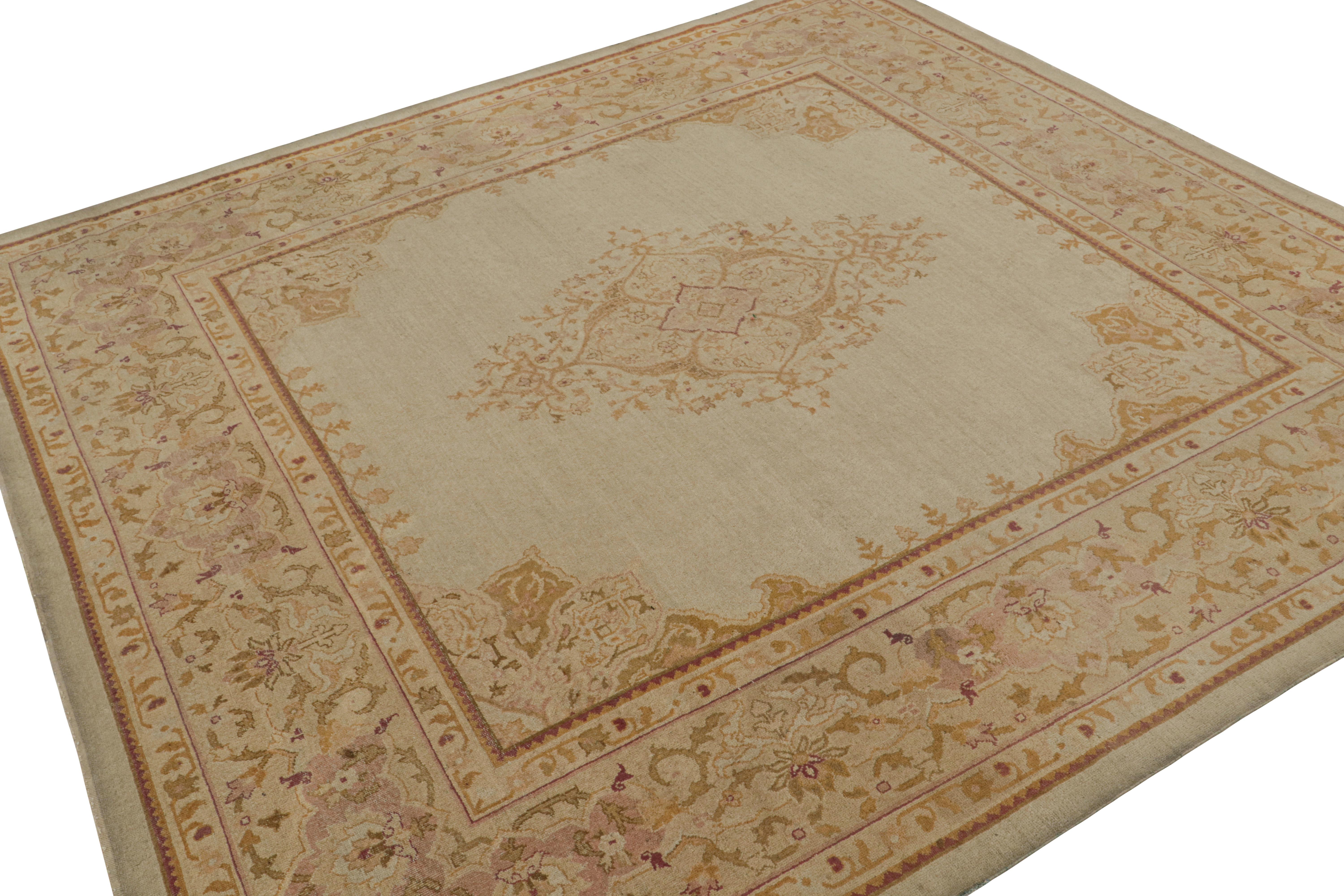 Noué à la main Tapis carré Amritsar antique avec médaillons et motifs floraux de Rug & Kilim en vente
