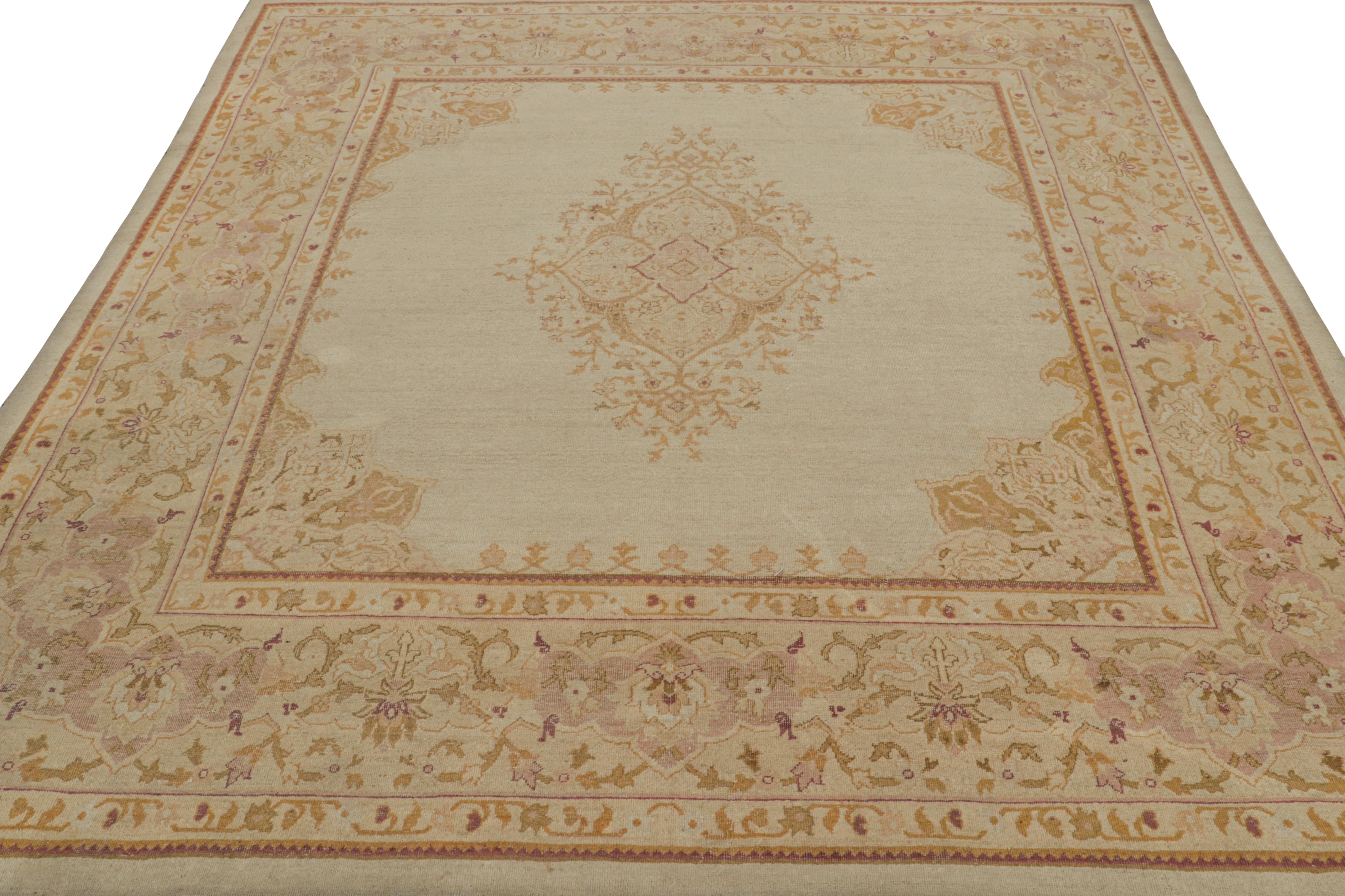Tapis carré Amritsar antique avec médaillons et motifs floraux de Rug & Kilim Bon état - En vente à Long Island City, NY