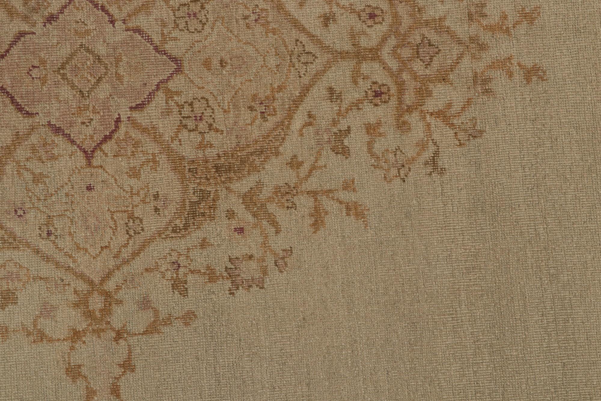 Antiker quadratischer Amritsar Teppich mit Medaillon und floralen Mustern von Rug & Kilim  (Frühes 20. Jahrhundert) im Angebot