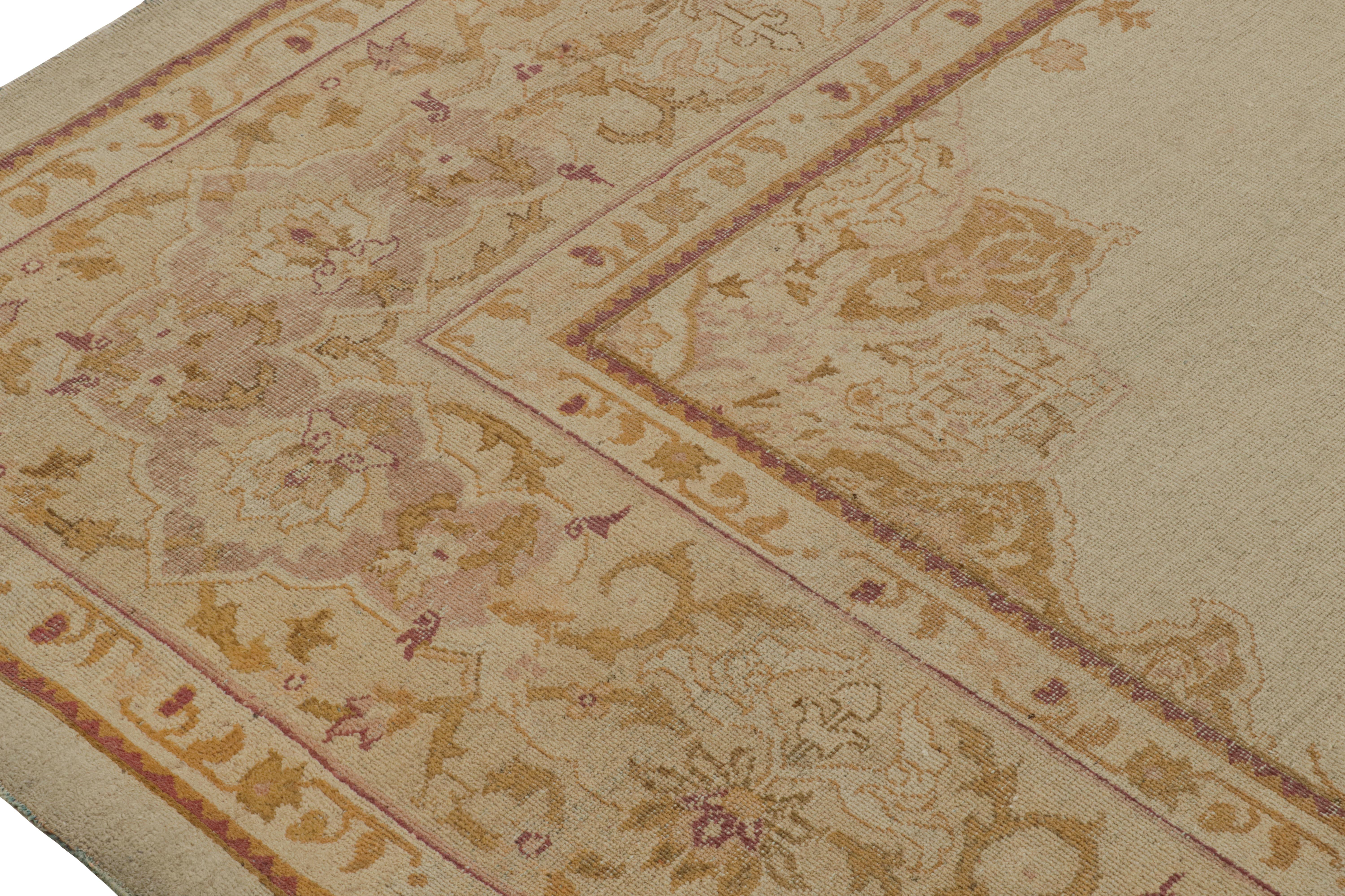 Début du 20ème siècle Tapis carré Amritsar antique avec médaillons et motifs floraux de Rug & Kilim en vente