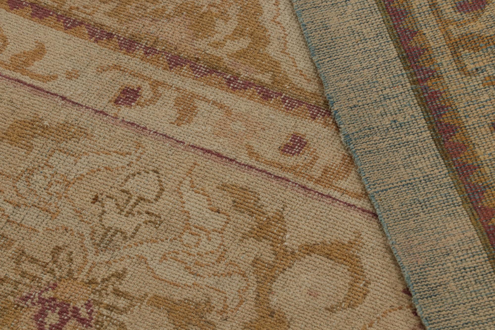 Antiker quadratischer Amritsar Teppich mit Medaillon und floralen Mustern von Rug & Kilim  (Wolle) im Angebot