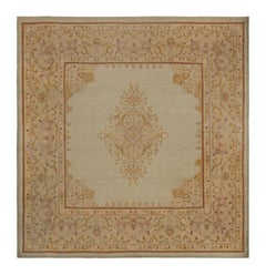Antiker quadratischer Amritsar Teppich mit Medaillon und floralen Mustern von Rug & Kilim