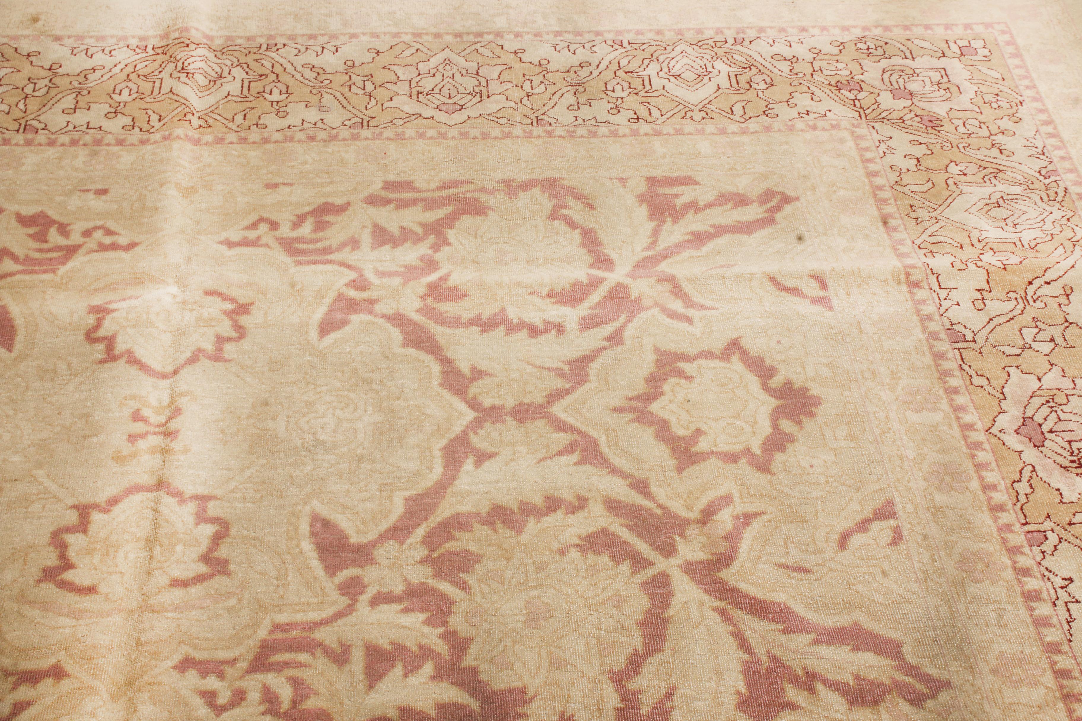 Antiker antiker Amritsar Übergangs-Wollteppich in Beige und Burgunder von Teppich & Kelim (Indisch) im Angebot