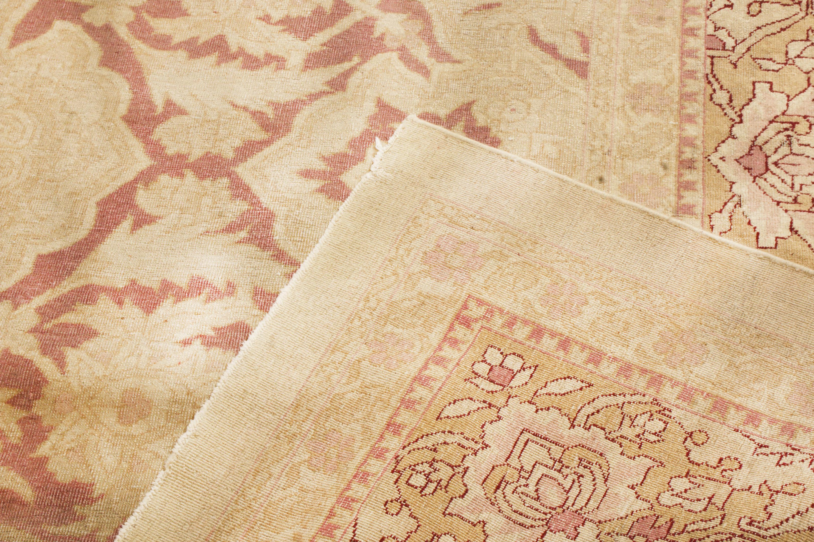 Antiker antiker Amritsar Übergangs-Wollteppich in Beige und Burgunder von Teppich & Kelim (Handgeknüpft) im Angebot