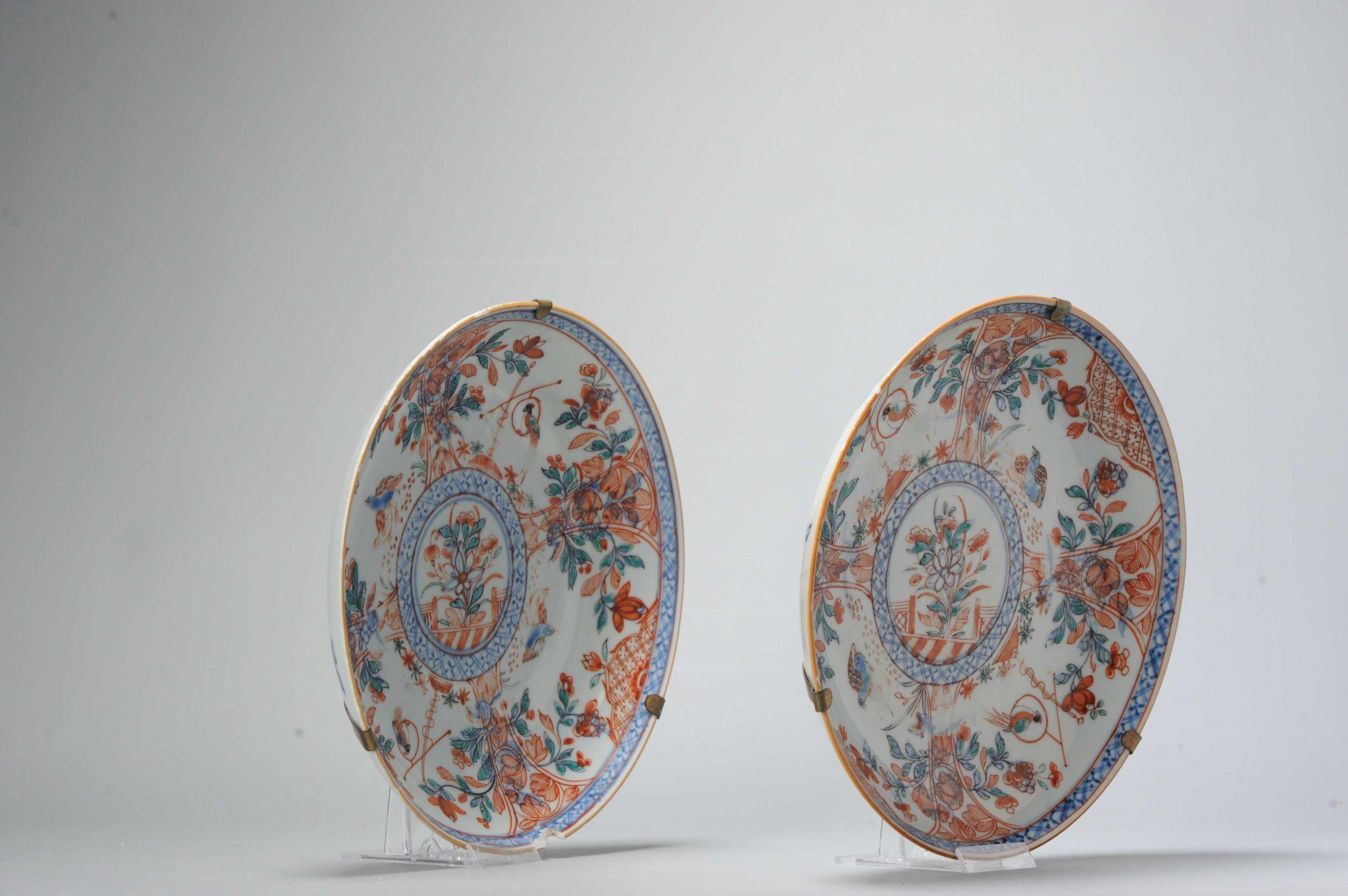Une paire de deux plats en porcelaine d'Amsterdam Bont du 18e siècle, de très belle facture. Très probablement des plats bleus et blancs de la période Whiting avec un décor de fleurs, de cailles et de perroquets en bont d'Amsterdam. De véritables