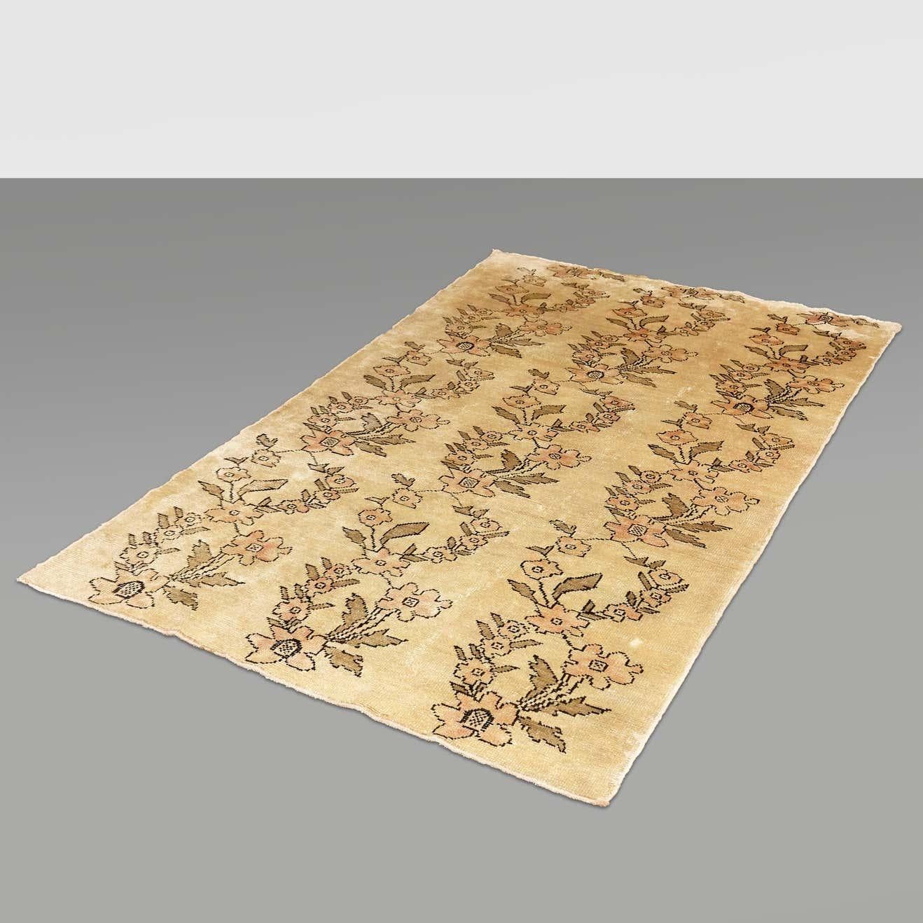 Antiker Anatole-Teppich aus der Türkei, um 1940.

Handgeknüpfte Wolle 

Maße: 145 x 258.


145 x 258 C8
20793.