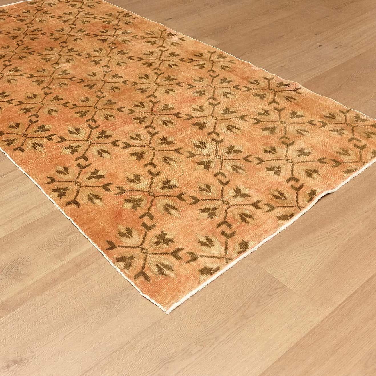 Antique anatole rug from Turkey, circa 1970.

Hand knotted wool 

Measures: 146 x 274 cm.


 
