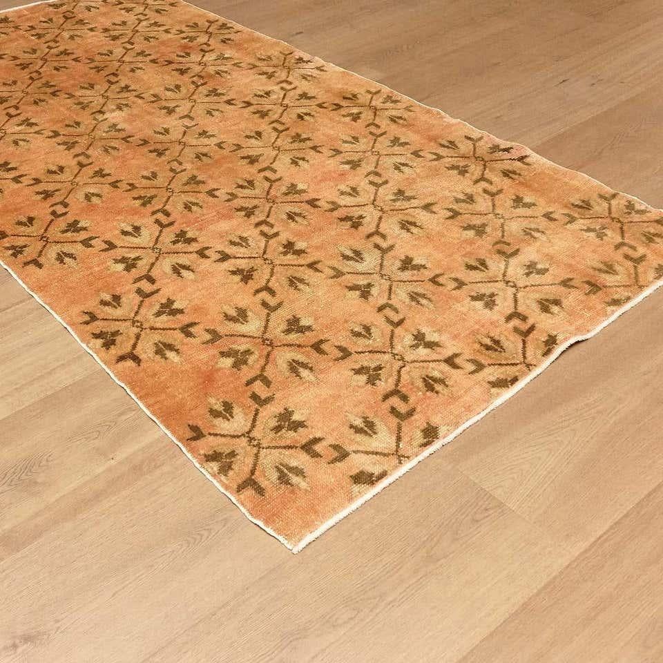 Antique anatole rug from Turkey, circa 1970.

Hand knotted wool.

Measures: 146 x 274 cm.


