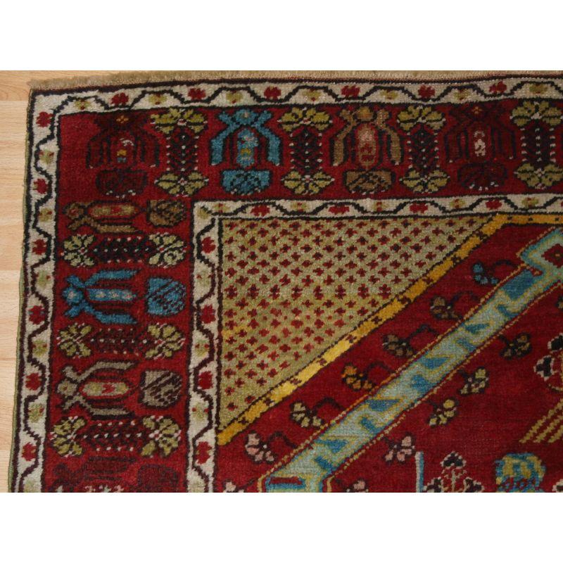 Ancien tapis de prière de village anatolien Kirsehir.

Un tapis de prière pictural intéressant avec des arbres et des maisons de village. Ce tapis fait partie d'une paire qui a été tissée en même temps.

Une large gamme de couleurs comprenant