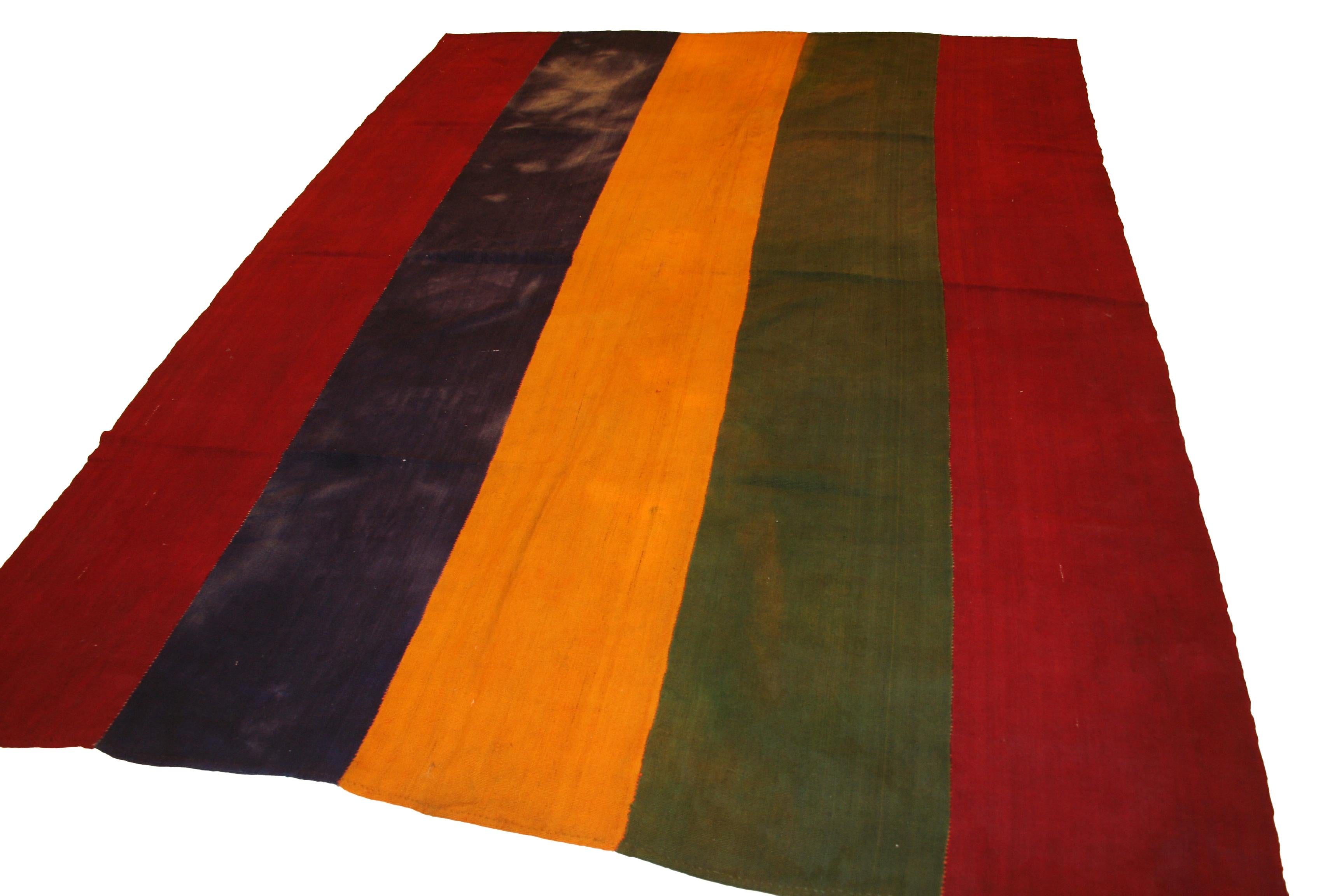 Perdehs wurden von den kurdischen Stämmen in Ostanatolien als Zelttrenner verwendet, um Trennwände in ihren Behausungen zu schaffen. Jedes flachgewebte Wollpaneel wird einzeln mit natürlichen Pigmenten im Tauchverfahren gefärbt und anschließend mit