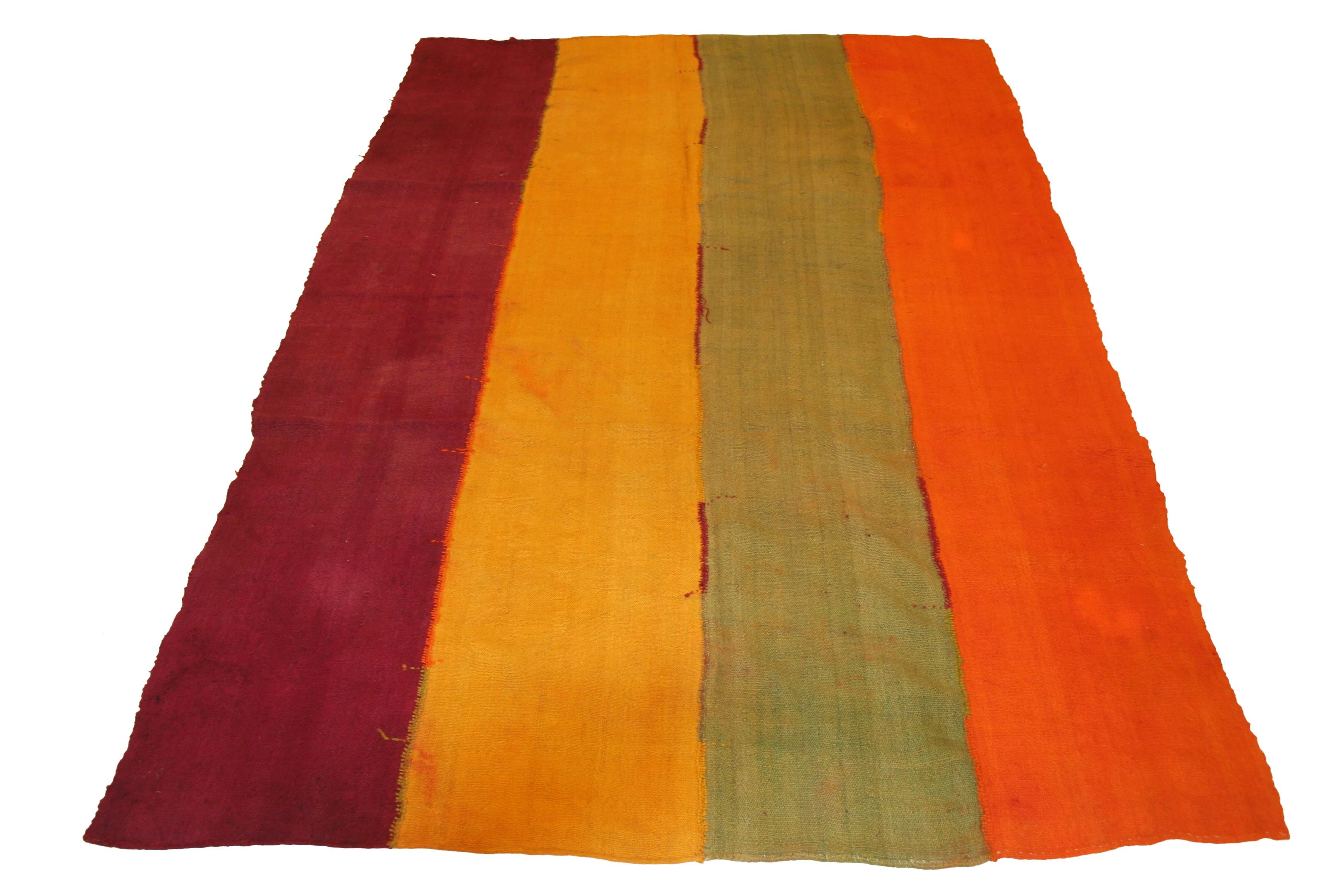 Le perdeh venivano utilizzate come divisori per le tende dalle tribù curde dell'Anatolia orientale, creando dei divisori all'interno delle loro abitazioni. Ciascun pannello di lana tessuto in piano viene tinto singolarmente con pigmenti naturali e