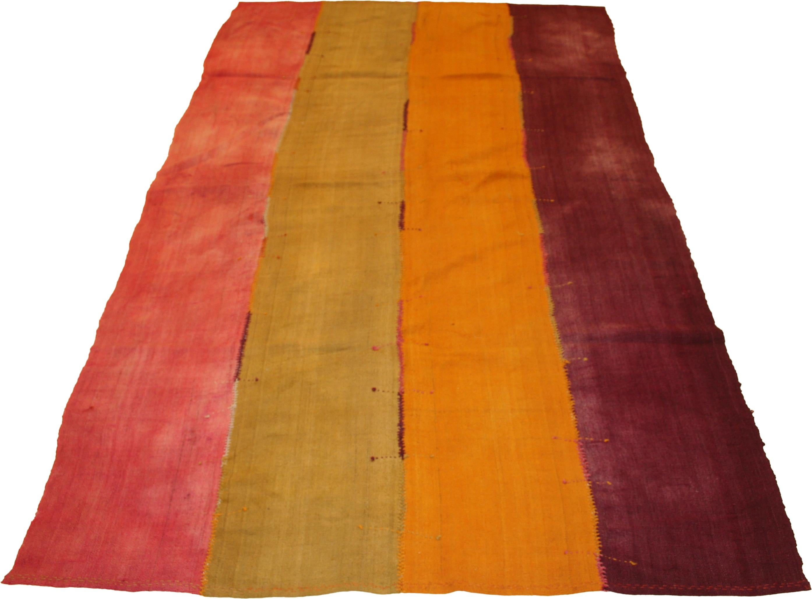 Le perdeh venivano utilizzate come divisori per le tende dalle tribù curde dell'Anatolia orientale, creando dei divisori all'interno delle loro abitazioni. Ciascun pannello di lana tessuto in piano viene tinto singolarmente con pigmenti naturali e