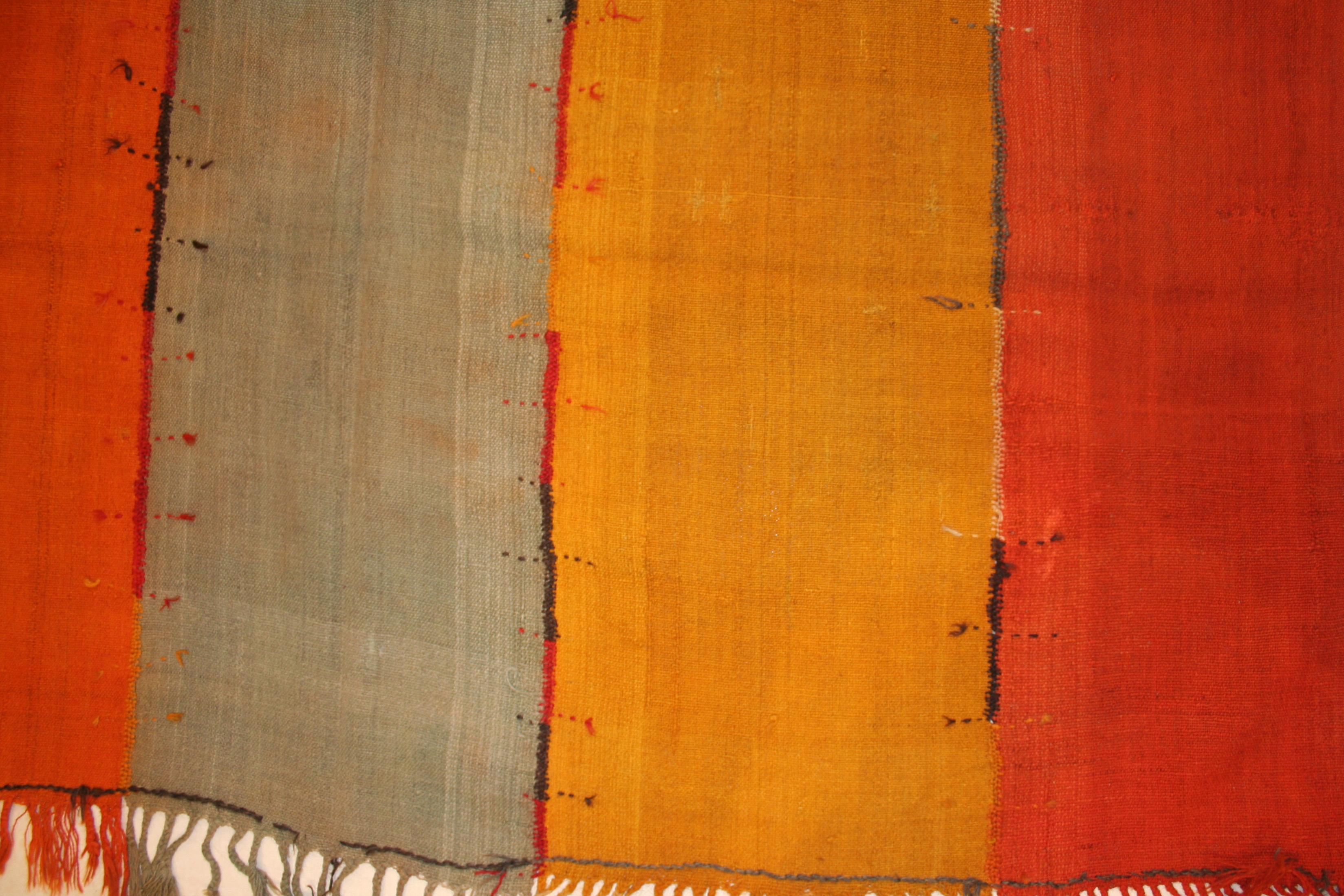 Turco Antico tappeto minimalista anatolico a strisce Perdeh Kilim in vendita