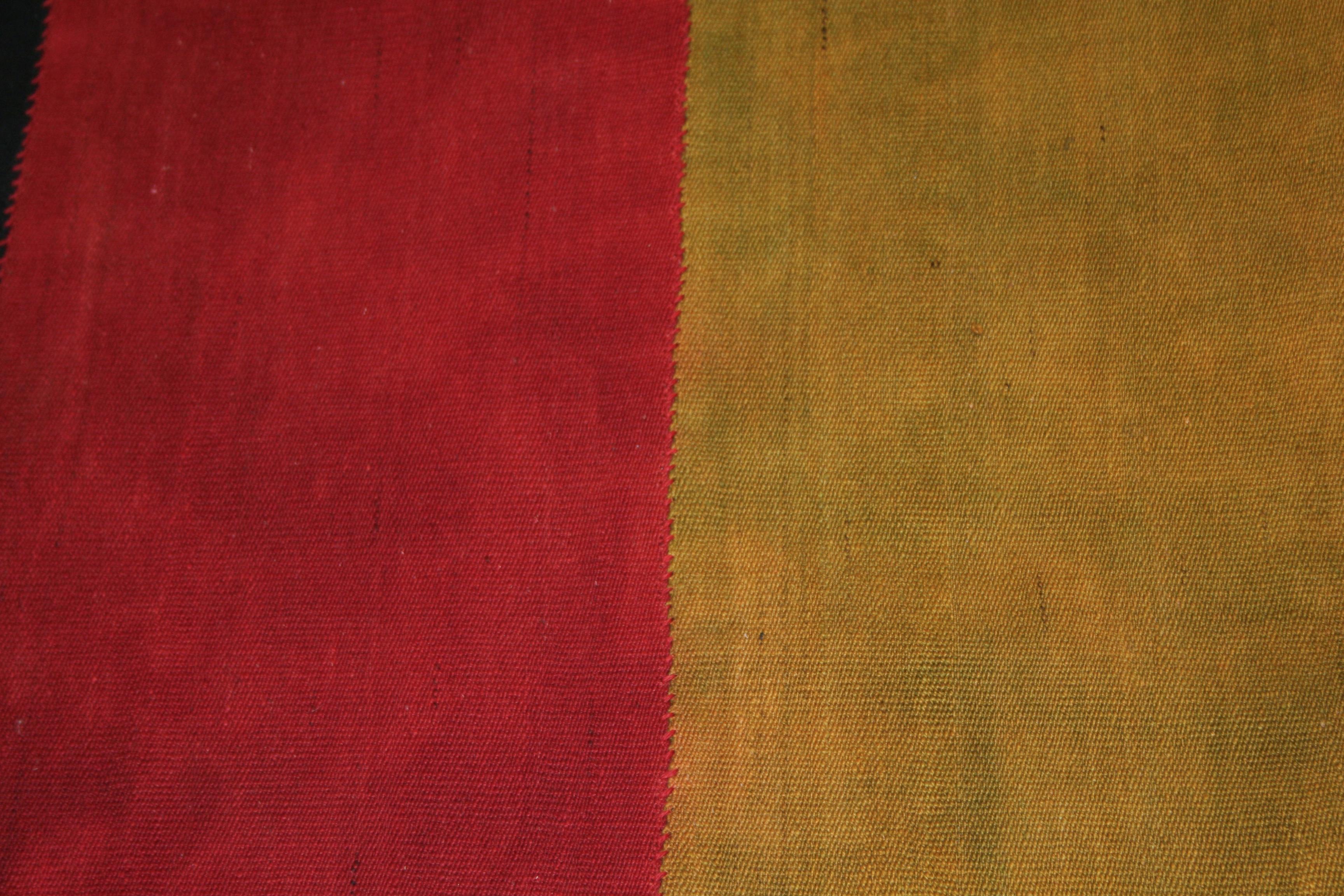 Tessuto a mano Antico tappeto minimalista anatolico a strisce Perdeh Kilim in vendita