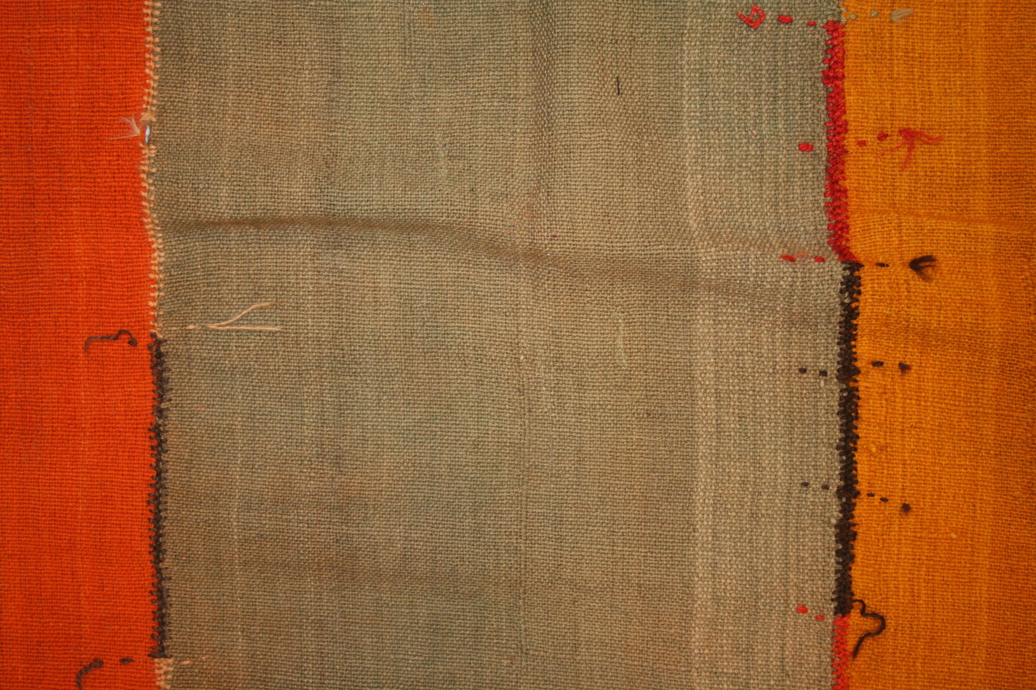 Tessuto a mano Antico tappeto minimalista anatolico a strisce Perdeh Kilim in vendita