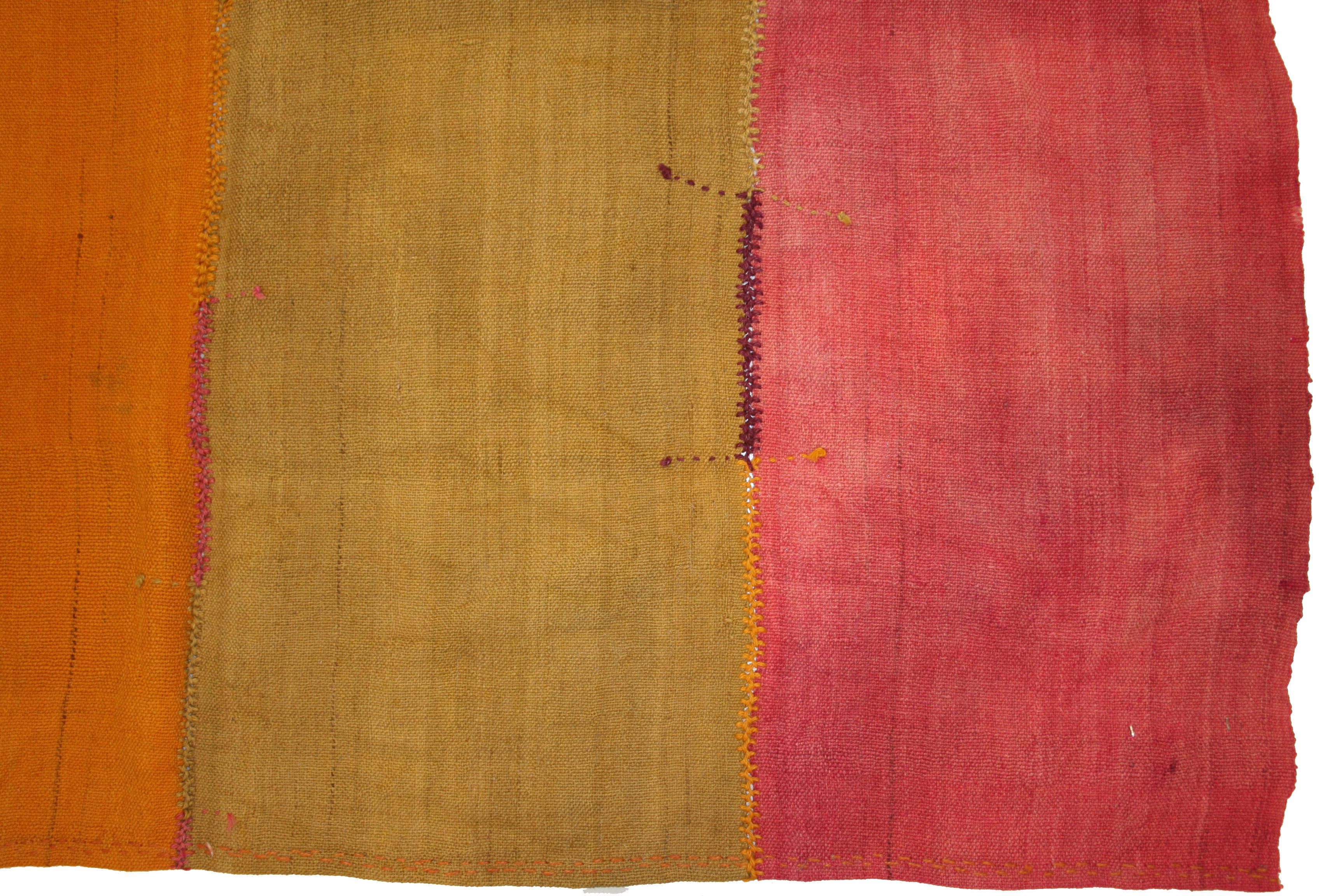 Tessuto a mano Antico tappeto minimalista anatolico a strisce Perdeh Kilim in vendita