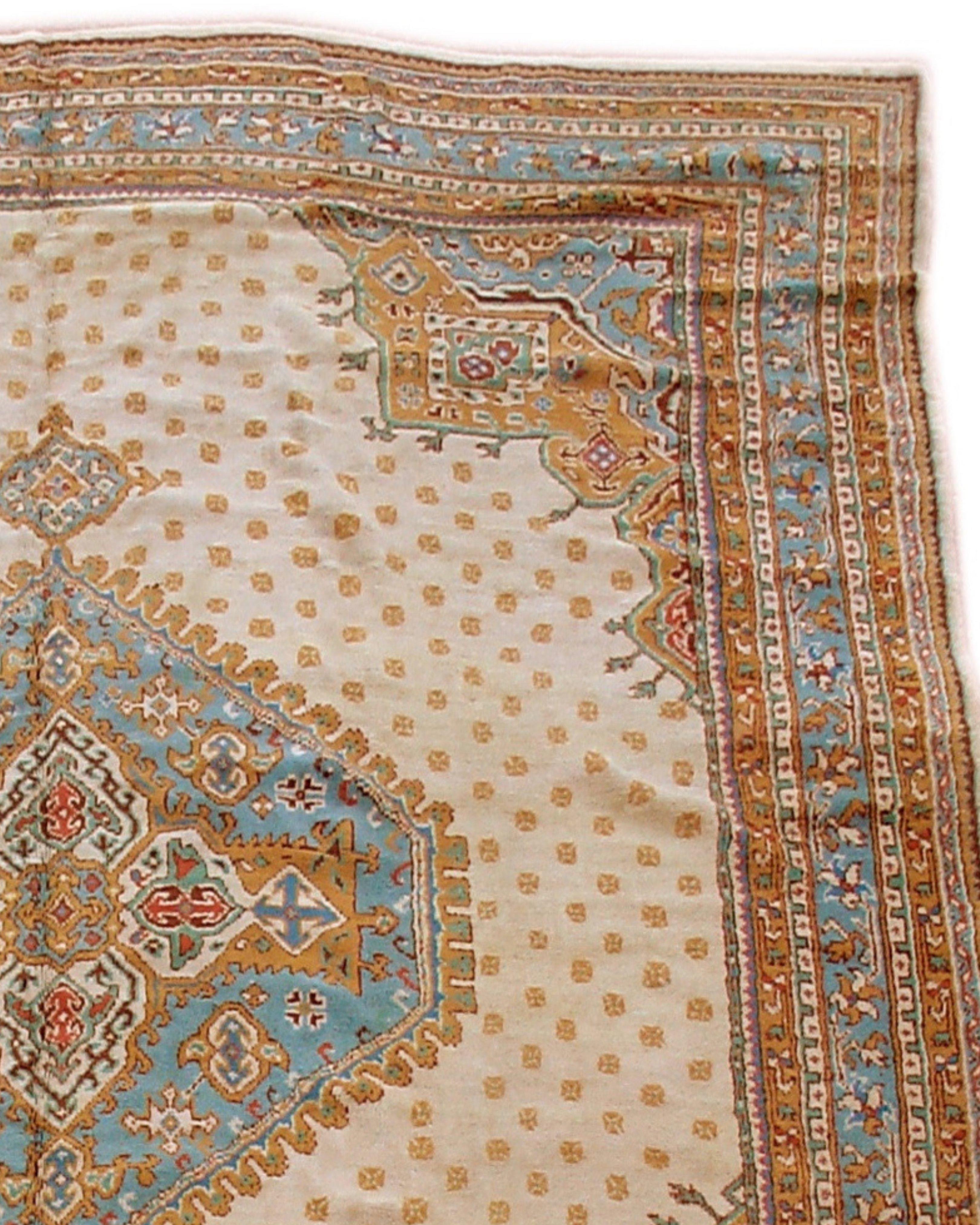 Antiker großer anatolischer türkischer Oushak-Teppich, Anfang 20.

Oushak-Teppiche wurden um die Jahrhundertwende auf den westlichen Märkten populär und wurden von verschiedenen Webereien in und um die westanatolische Stadt Ushak in Auftrag gegeben.