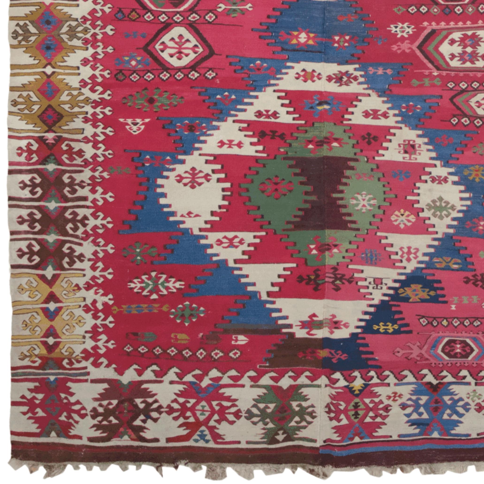 Avec ses motifs intemporels, ce tapis Reyhanlı du XIXe siècle transmet gracieusement l'héritage du tissage traditionnel de l'Anatolie au présent. Chaque motif, créé avec la patience de la laine teinte à la garance, est un poème visuel né de la