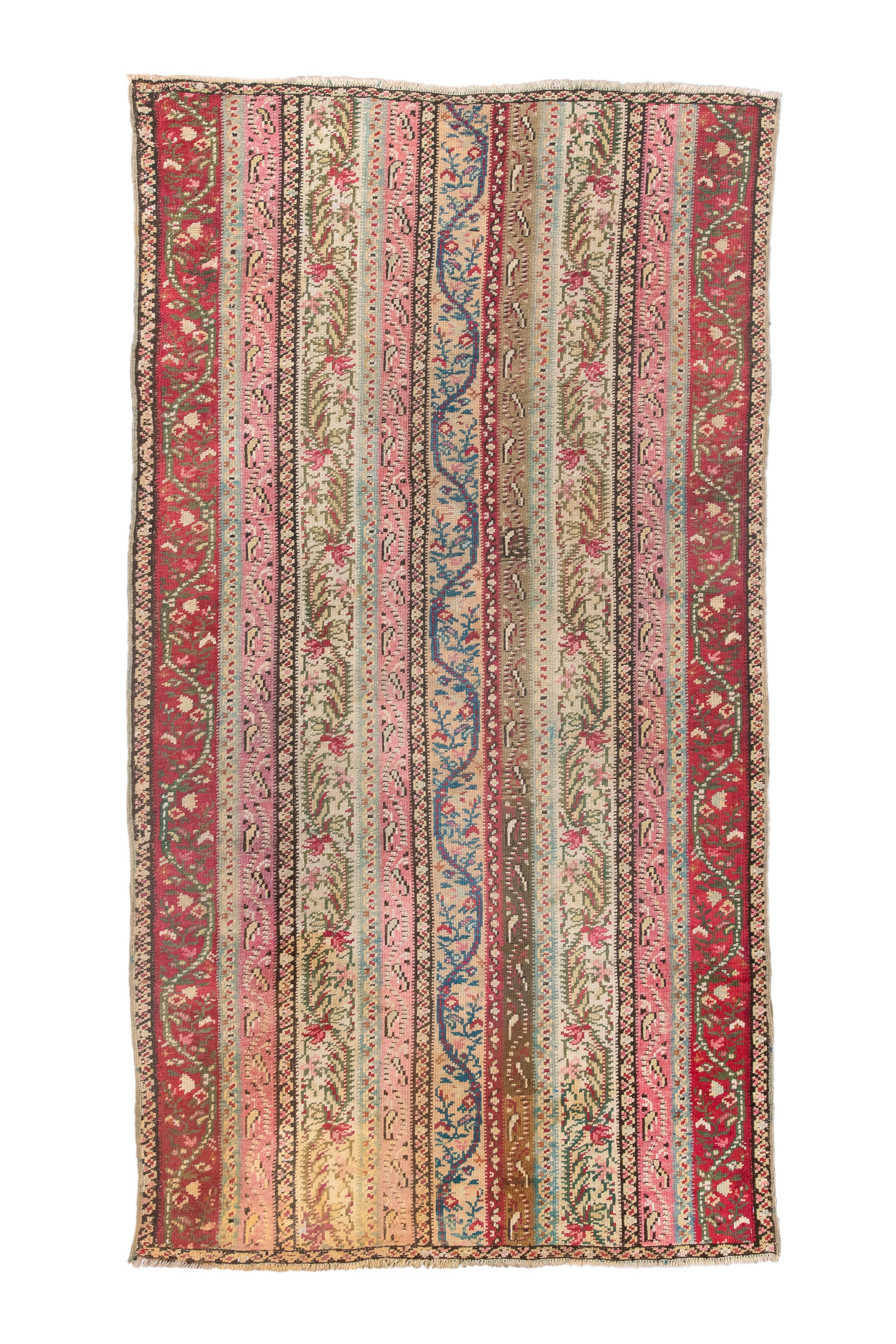 Questo tappeto vintage dell'Anatolia incarna una miscela armoniosa di tradizione e arte. Il vivace gioco di tonalità blu e rosse crea un'estetica senza tempo, che affascina gli occhi di tutte le generazioni.

Il formato rettangolare presenta un