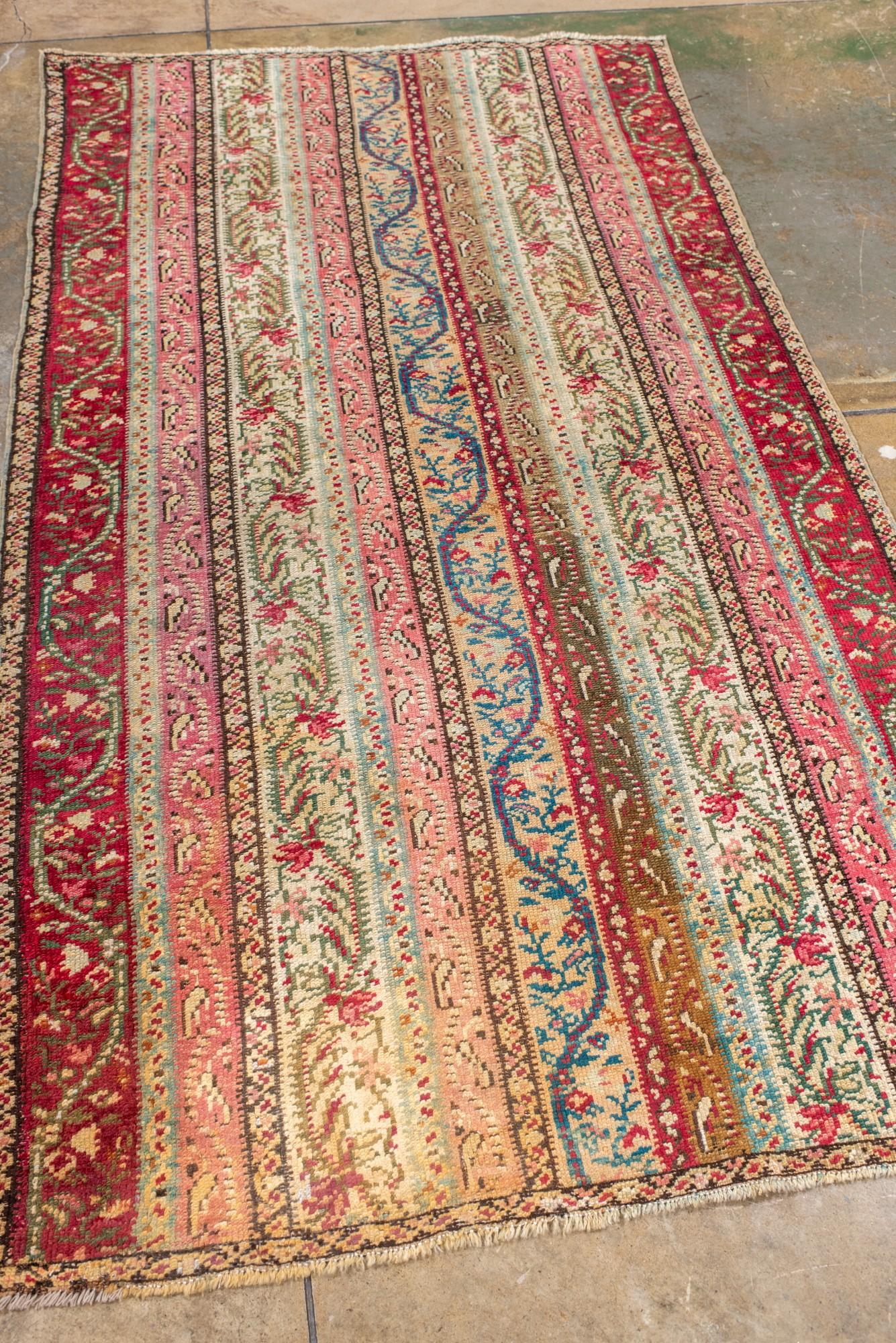 Turco Tappeto antico dell'Anatolia con un bellissimo motivo floreale a vite in vendita