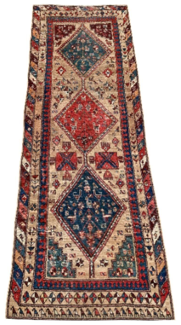 Ein schöner antiker Läufer, handgewebt in der Osttürkei um 1910 mit einem geometrischen 3-Medaillon-Muster auf einem weichen Kamelfarbton. Viele Figuren, darunter eine Hühnerarmee am unteren Rand des Stücks!
Größe: 2,89m x 1,04m (9ft 6in x 3ft