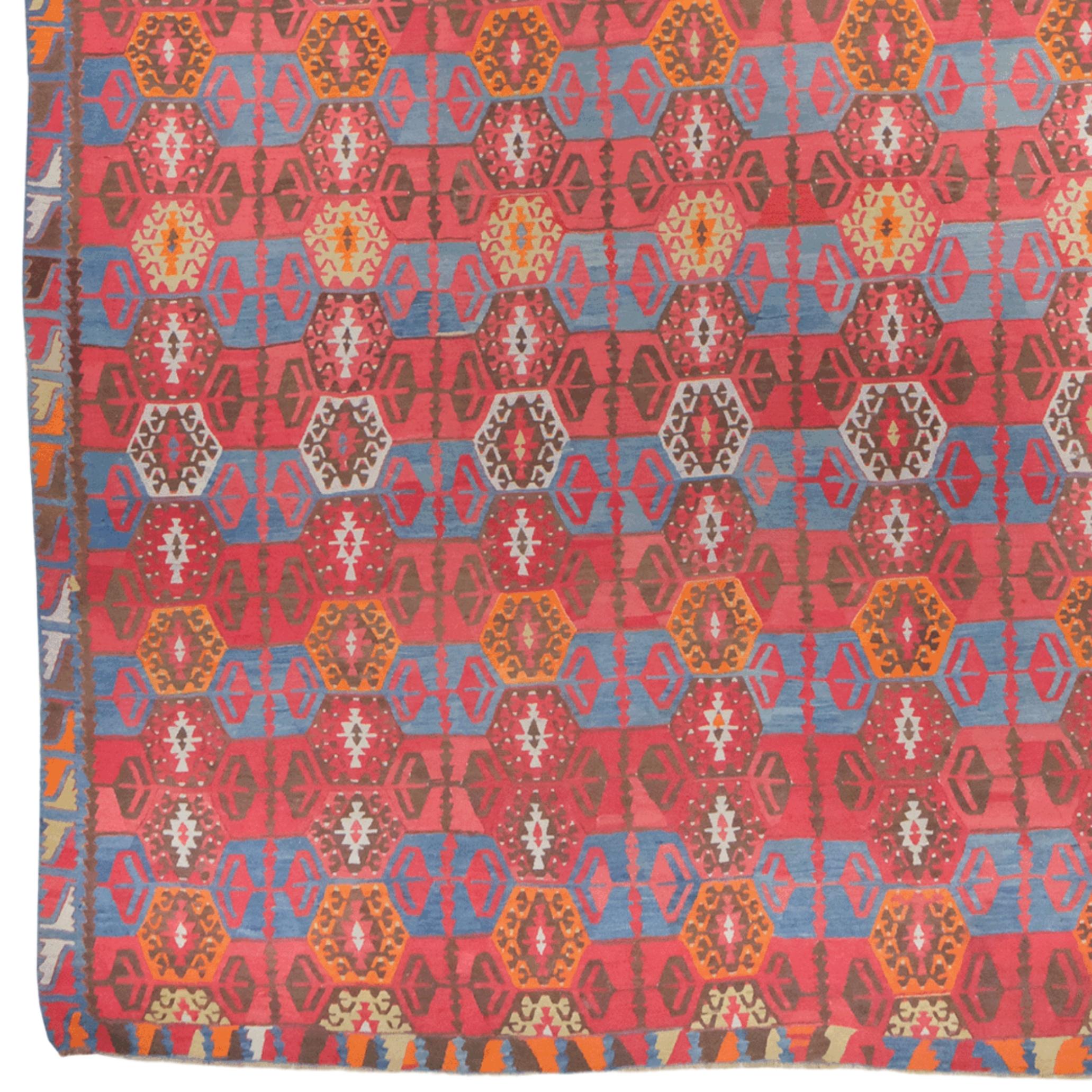 Dieser seltene Sarkisla-Teppich ist eines der schönsten Beispiele der anatolischen Weberei des 19. Die geometrischen Muster in leuchtenden Rot-, Blau- und Orangetönen verkörpern die lokale Ästhetik und die kulturelle Identität der damaligen Zeit.