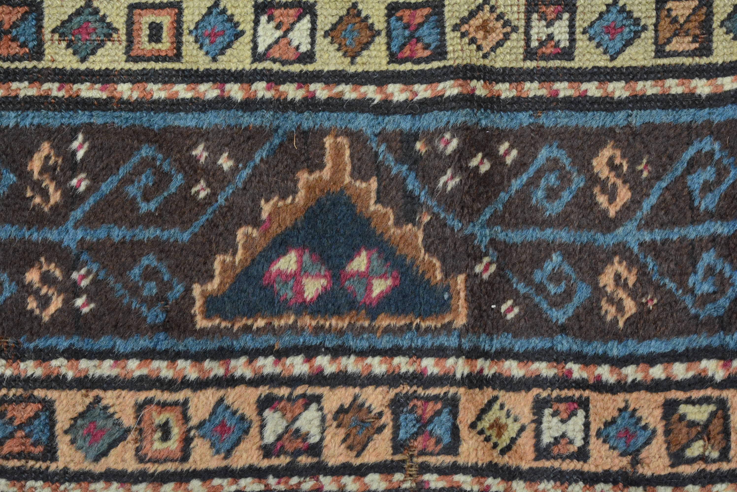 Antiker anatolischer Sarkisla Yuruk Läufer im Zustand „Relativ gut“ im Angebot in Closter, NJ