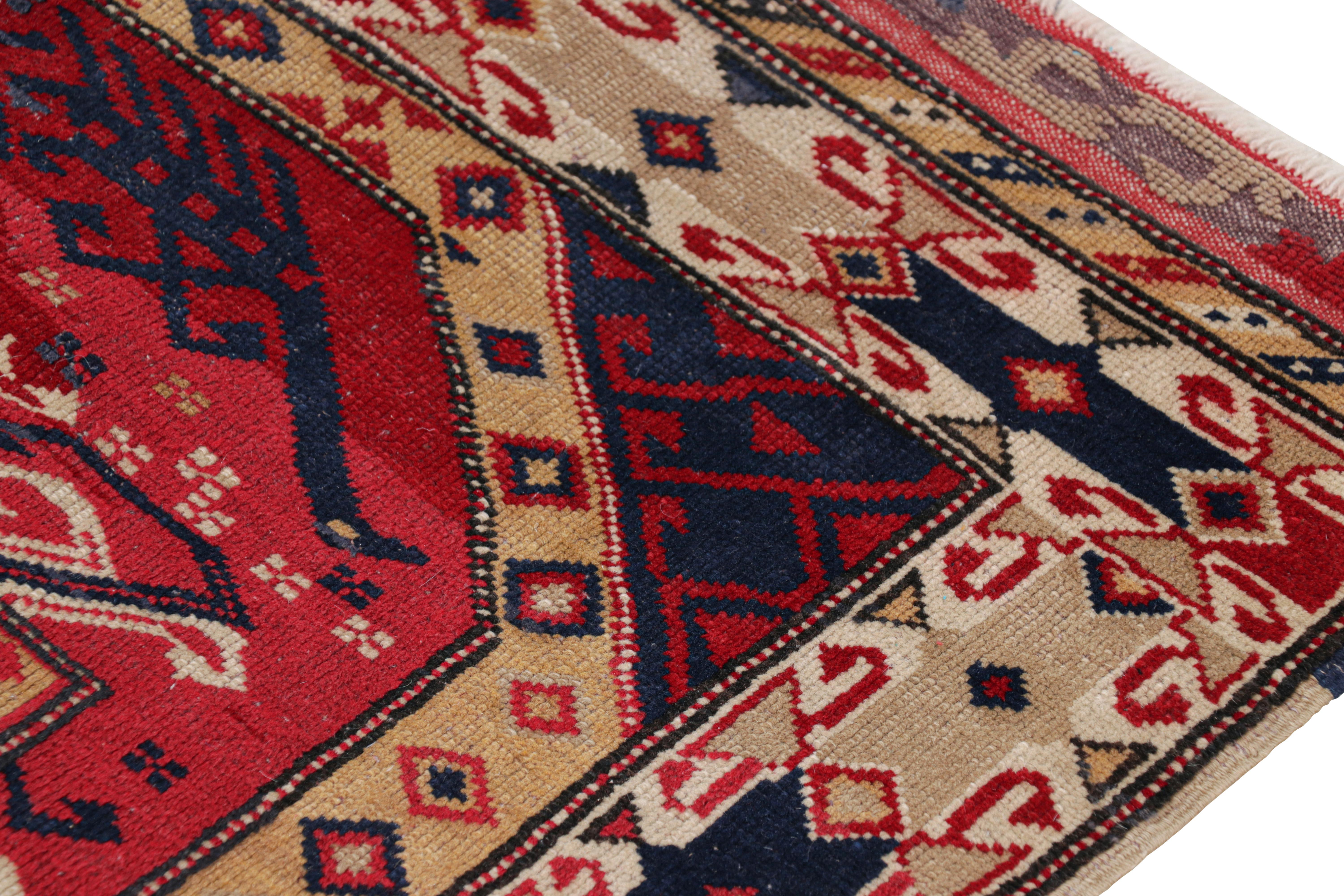Antiker anatolischer Quadratteppich in Rot mit geometrischen Mustern, von Rug & Kilim (Türkisch) im Angebot