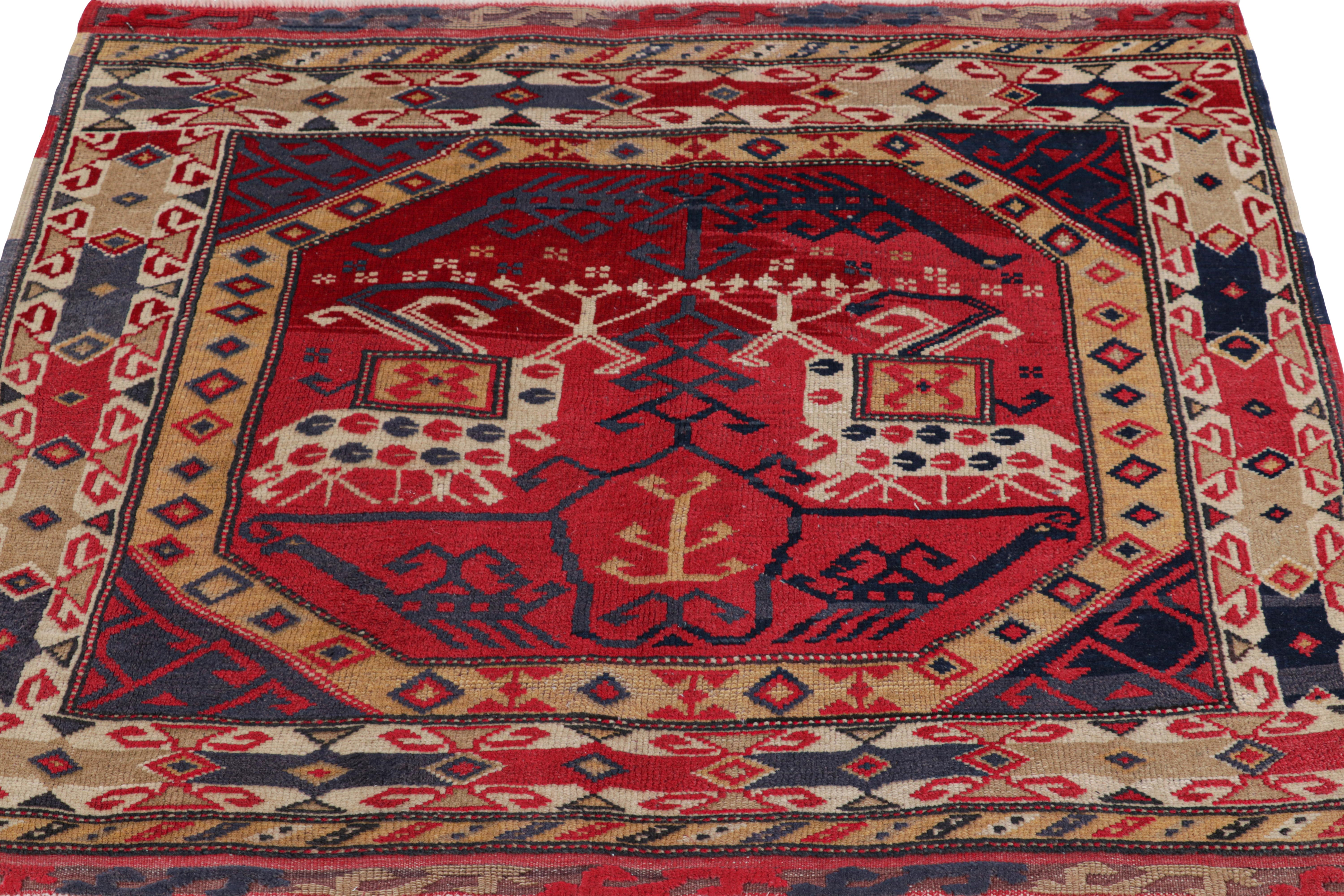 Antiker anatolischer Quadratteppich in Rot mit geometrischen Mustern, von Rug & Kilim (Handgeknüpft) im Angebot