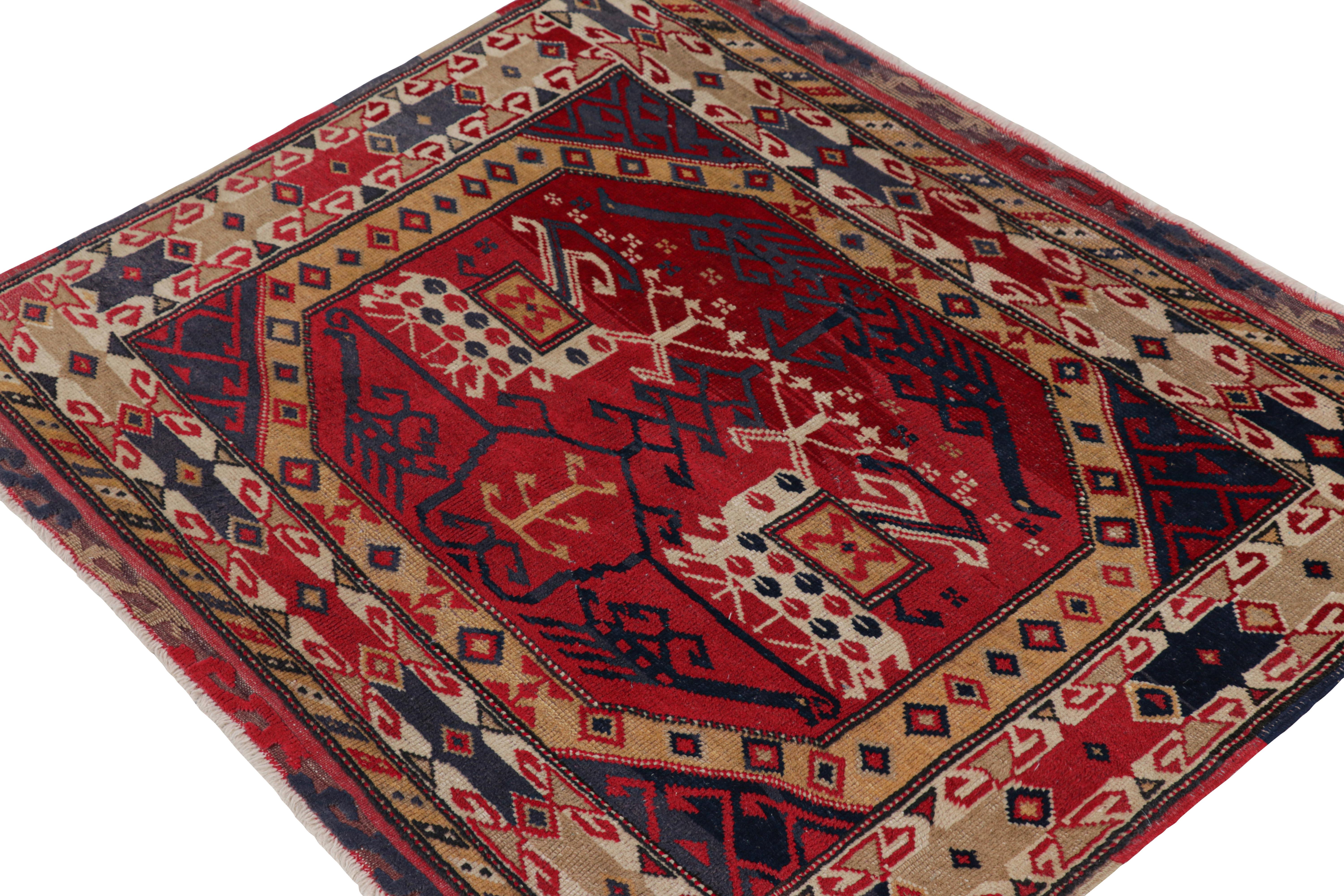 Antiker anatolischer Quadratteppich in Rot mit geometrischen Mustern, von Rug & Kilim im Zustand „Gut“ im Angebot in Long Island City, NY