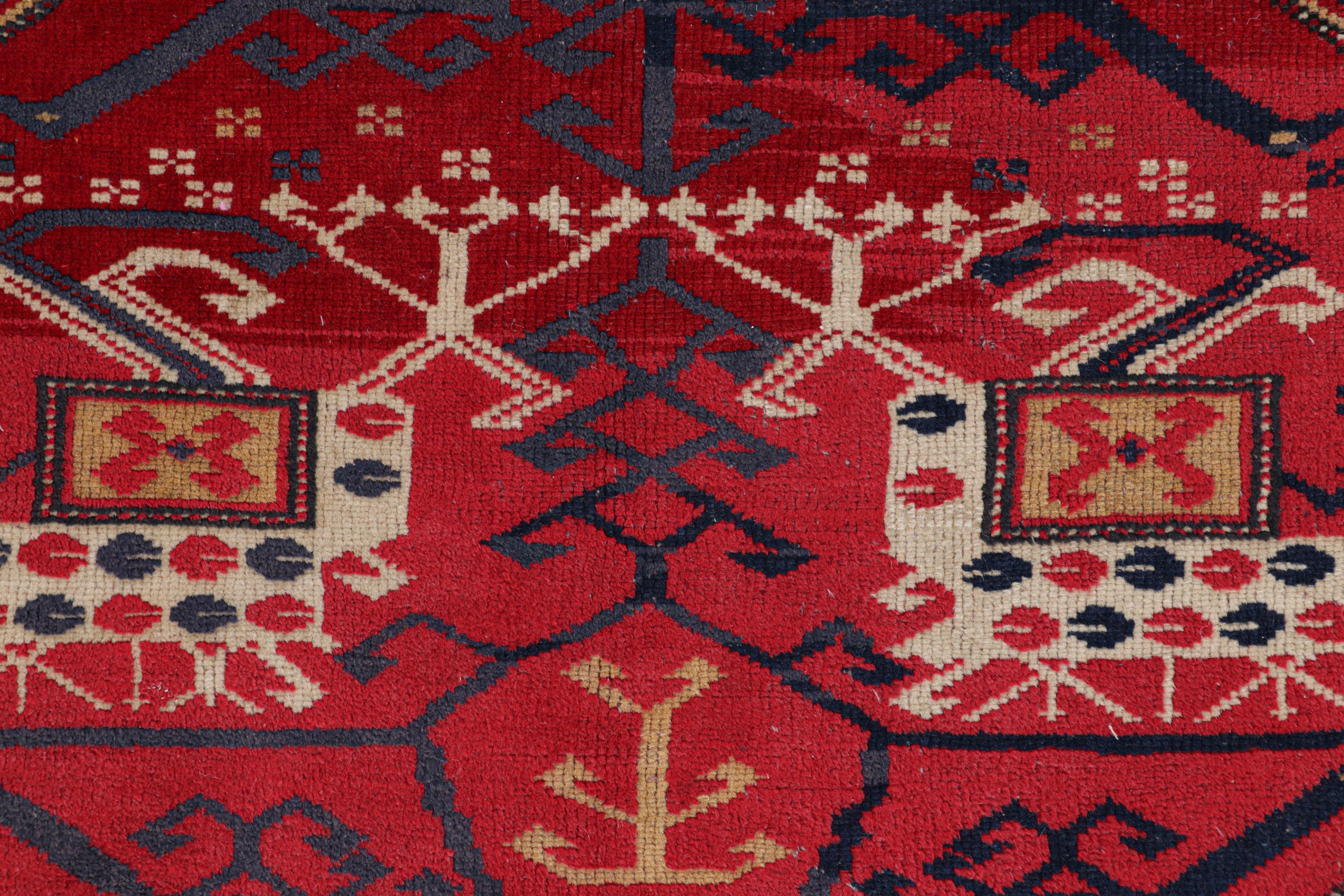 Antiker anatolischer Quadratteppich in Rot mit geometrischen Mustern, von Rug & Kilim (Frühes 20. Jahrhundert) im Angebot