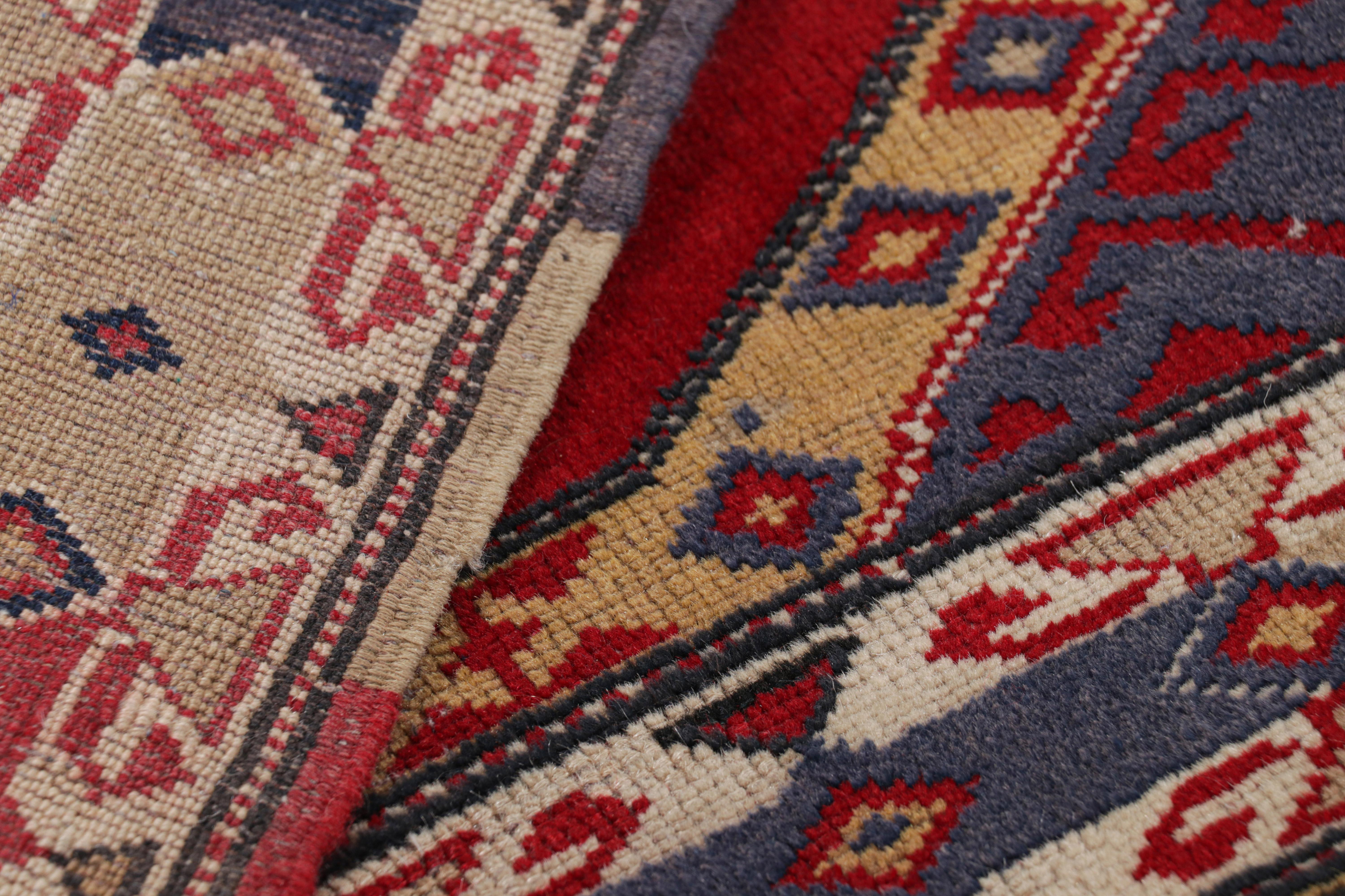 Antiker anatolischer Quadratteppich in Rot mit geometrischen Mustern, von Rug & Kilim (Wolle) im Angebot