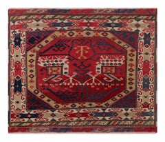Tappeto quadrato antico dell'Anatolia in rosso con motivi geometrici, da Rug & Kilim