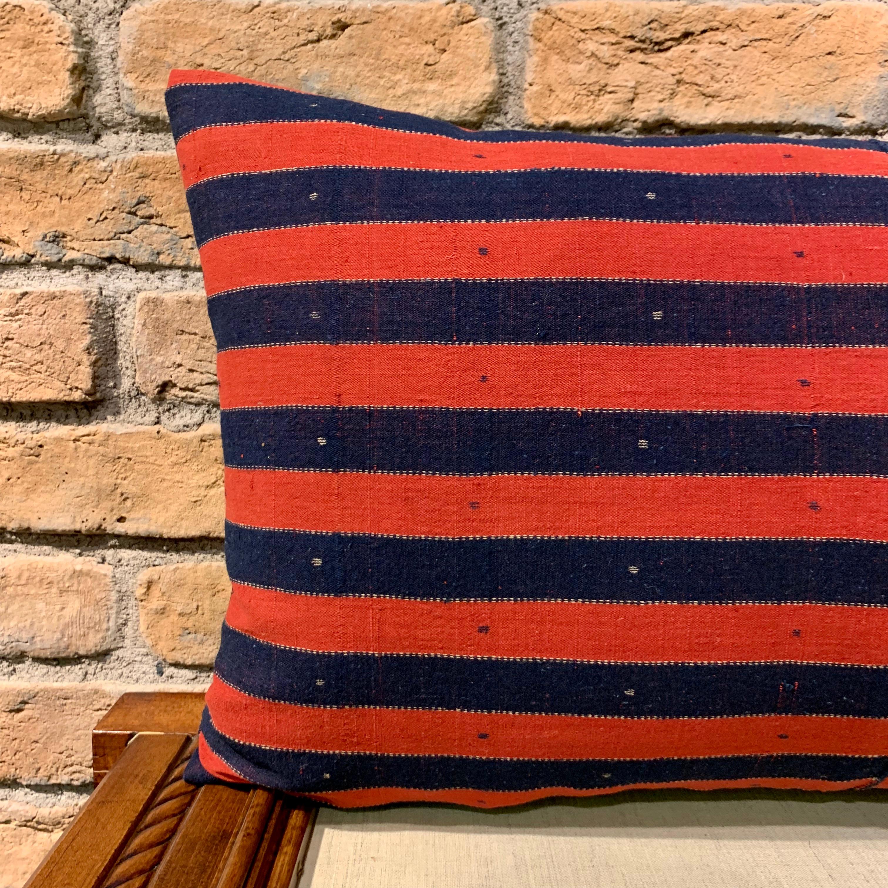 Fabriquées à partir d'un textile de laine tissé à la main au XIXe siècle et au début du XXe siècle, originaire d'Anatolie (très probablement des régions de Sivas ou de Maras en Turquie), ces housses de coussin présentent un motif rayé rouge et bleu