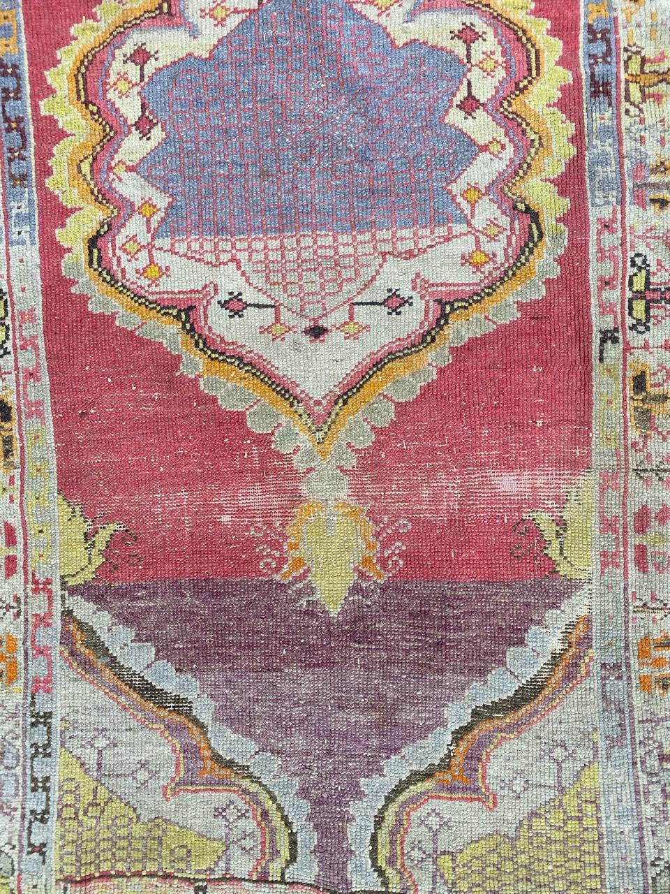 Beautiful early 20th century Turkish rug with a nice design with a central medallion, finely hand knotted with wool velvet on cotton foundation.