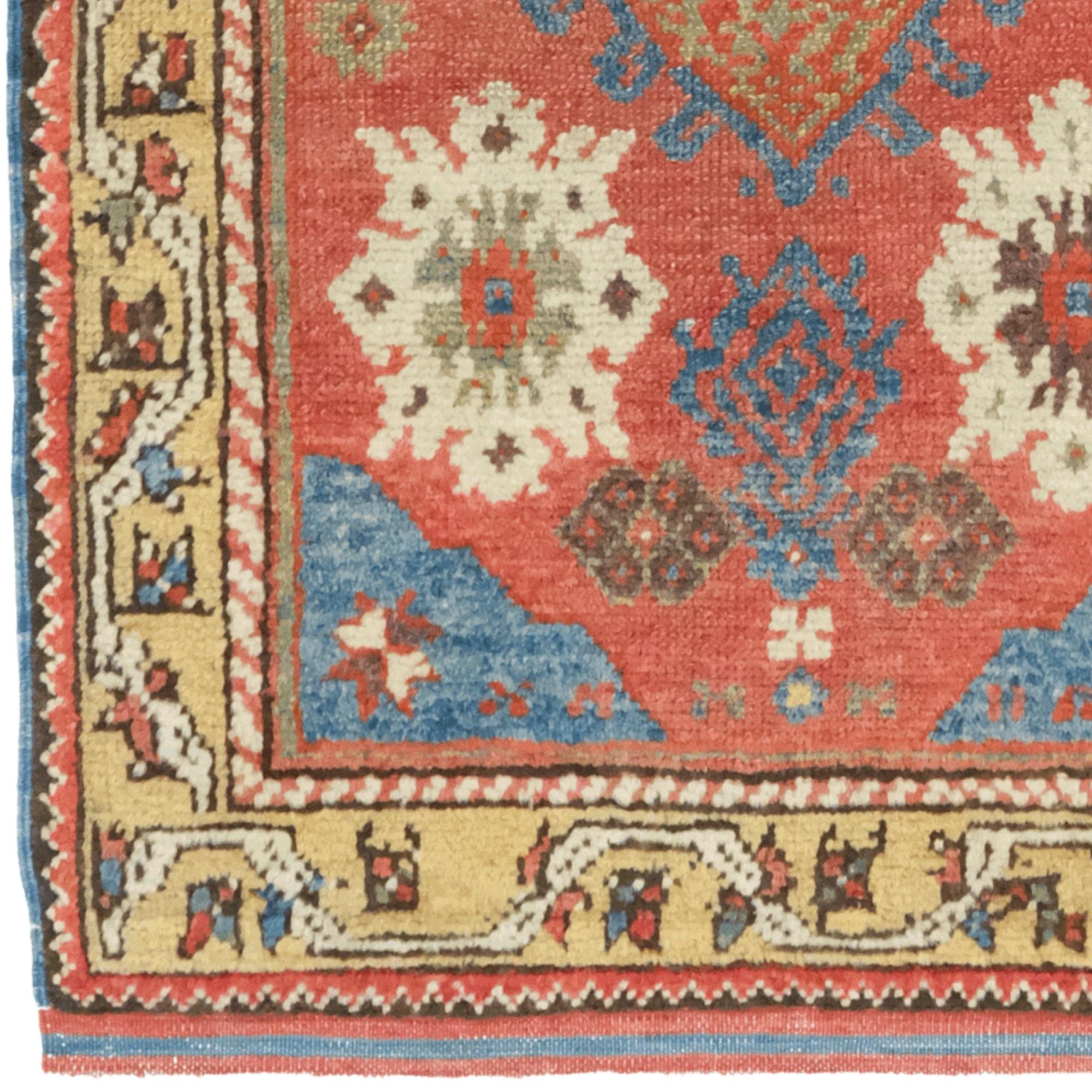 Periodo: Mediados del siglo XIX
Origen: Dazkırı, Afyonkarahisar, Anatolia
Dimensiones: 54 x 107 cm

Esta pieza, tejida a mediados del siglo XIX en la región de Dazkırı de Afyonkarahisar, es un buen ejemplo de la tradición 