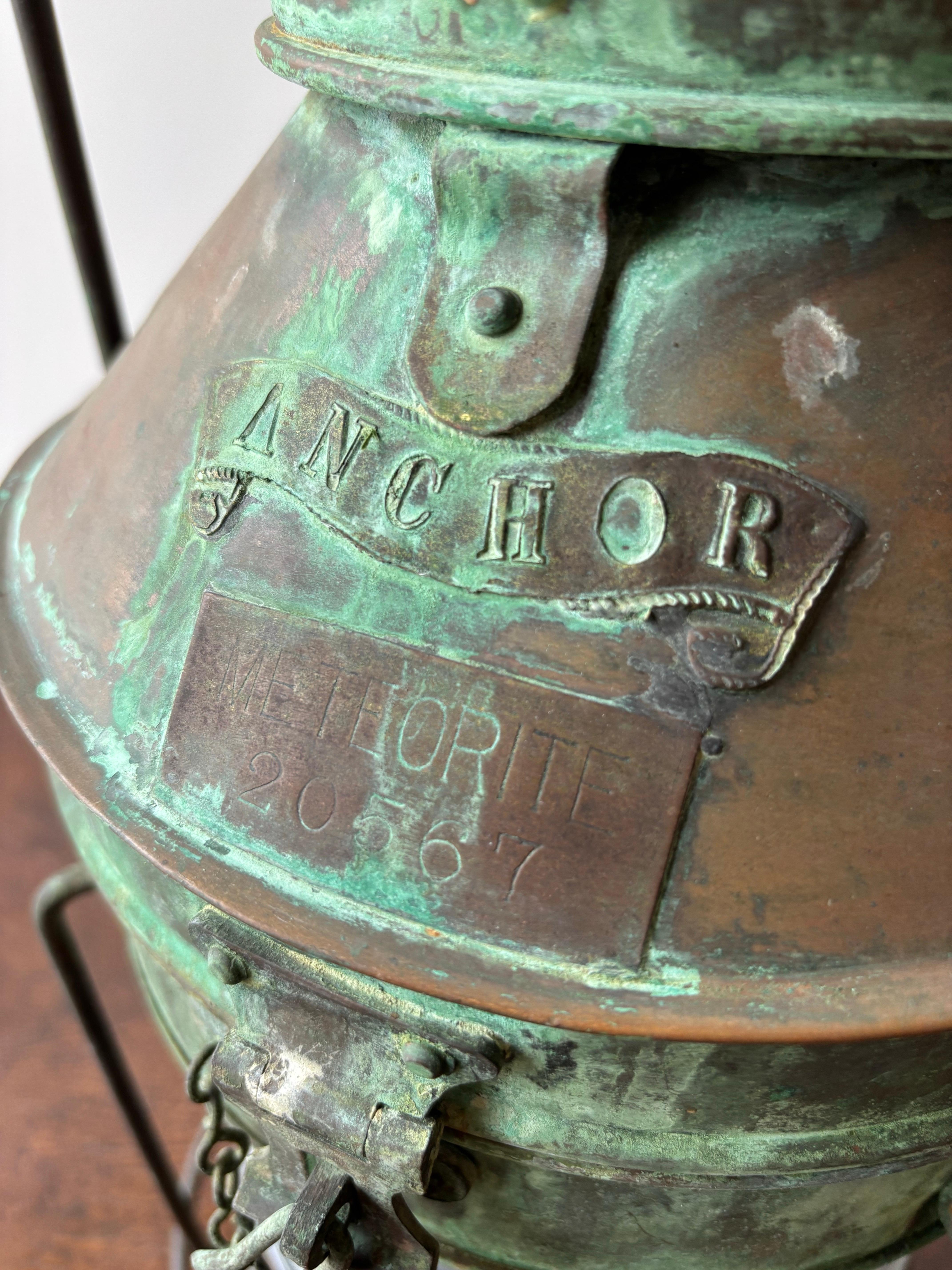 Un'antica lanterna per navi in rame prodotta da Anchor e risalente ai primi anni del 1900.  Sembra completo, ma presenta pesanti segni di età e d'uso, con abbondanti tracce di verderame sul rame, come mostrato.  
Un pezzo di storia nautica
