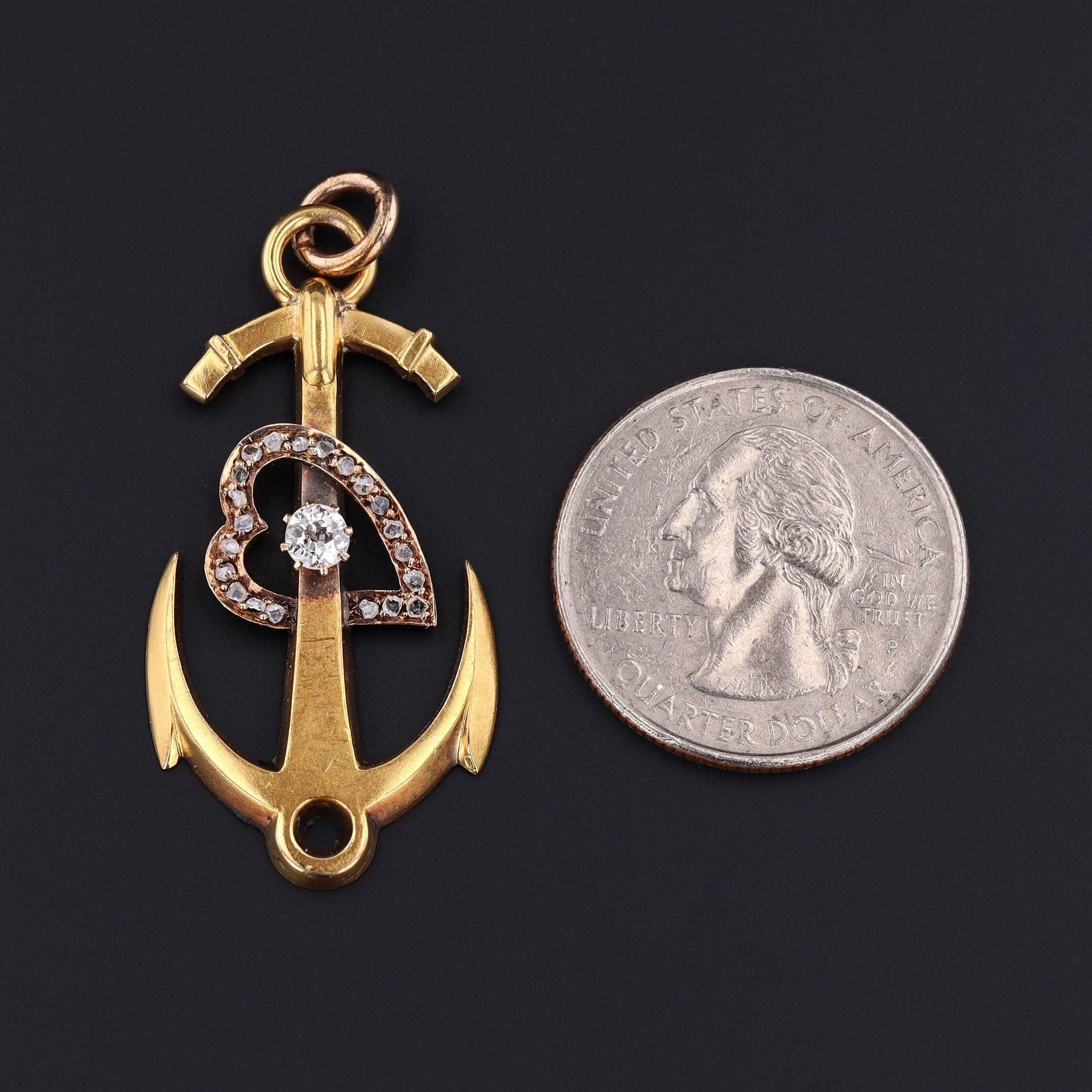 Ce pendentif en or 18 carats a été transformé à partir d'une broche ancienne (vers 1880) en retirant l'épingle et en ajoutant un anneau de saut en or. L'ancre est rehaussée d'un cœur clouté de diamants.

La pièce mesure 1,8 pouces du haut de