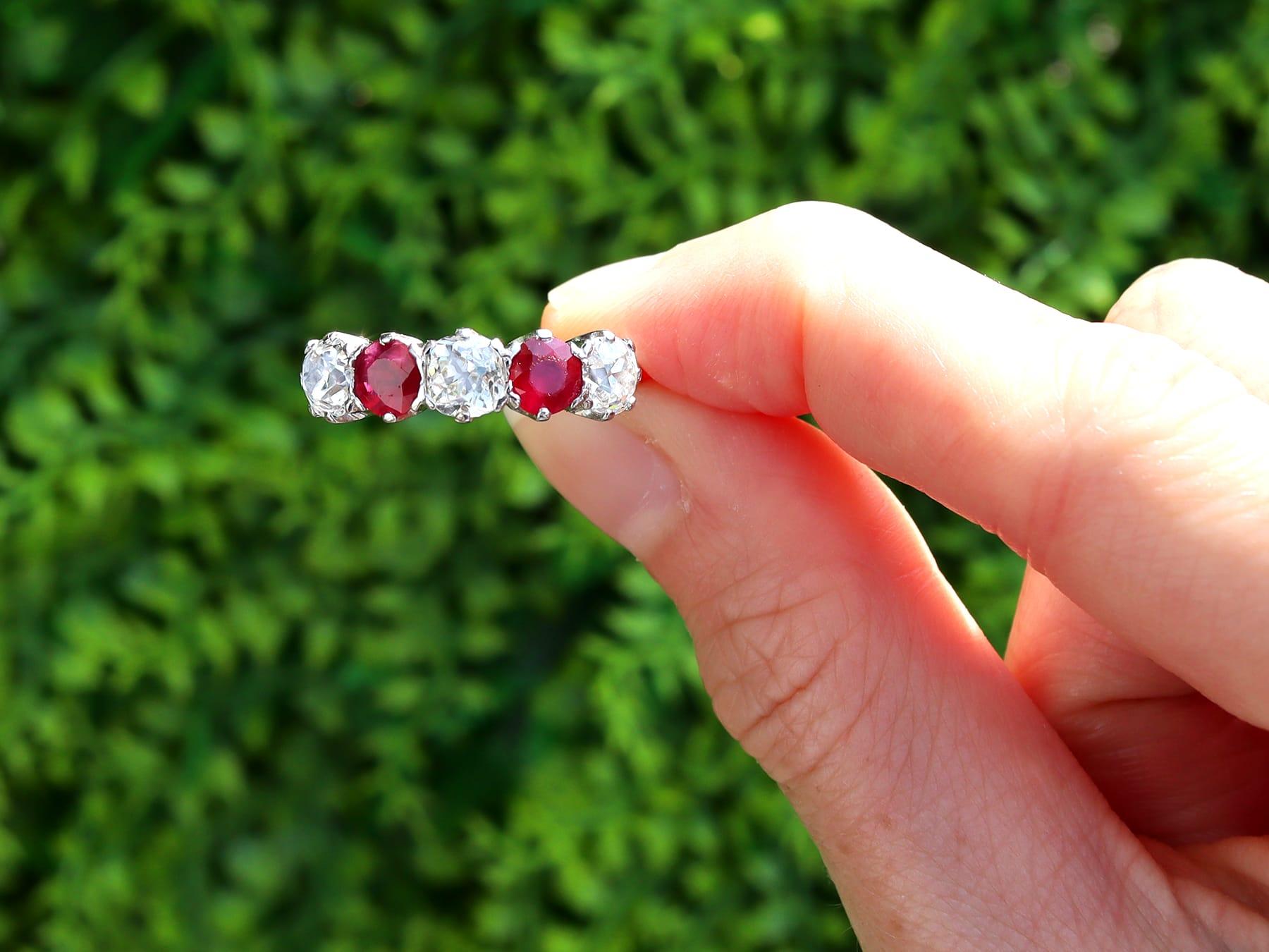 Fino e impresionante anillo antiguo y contemporáneo de cinco piedras en platino, con un rubí de 1,00 quilates y un diamante de 1,84 quilates; forma parte de nuestra colección de joyas con rubíes.

Este fino e impresionante anillo de diamantes y