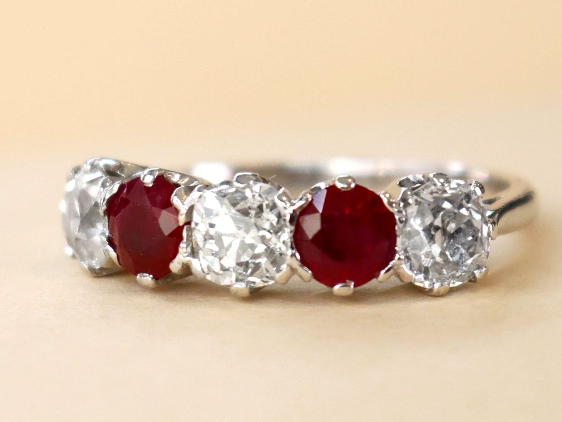 Femenino o masculino Anillo Antiguo y Contemporáneo de Platino con Rubí de 1,00 Quilates y Diamante de 1,84 Quilates en venta