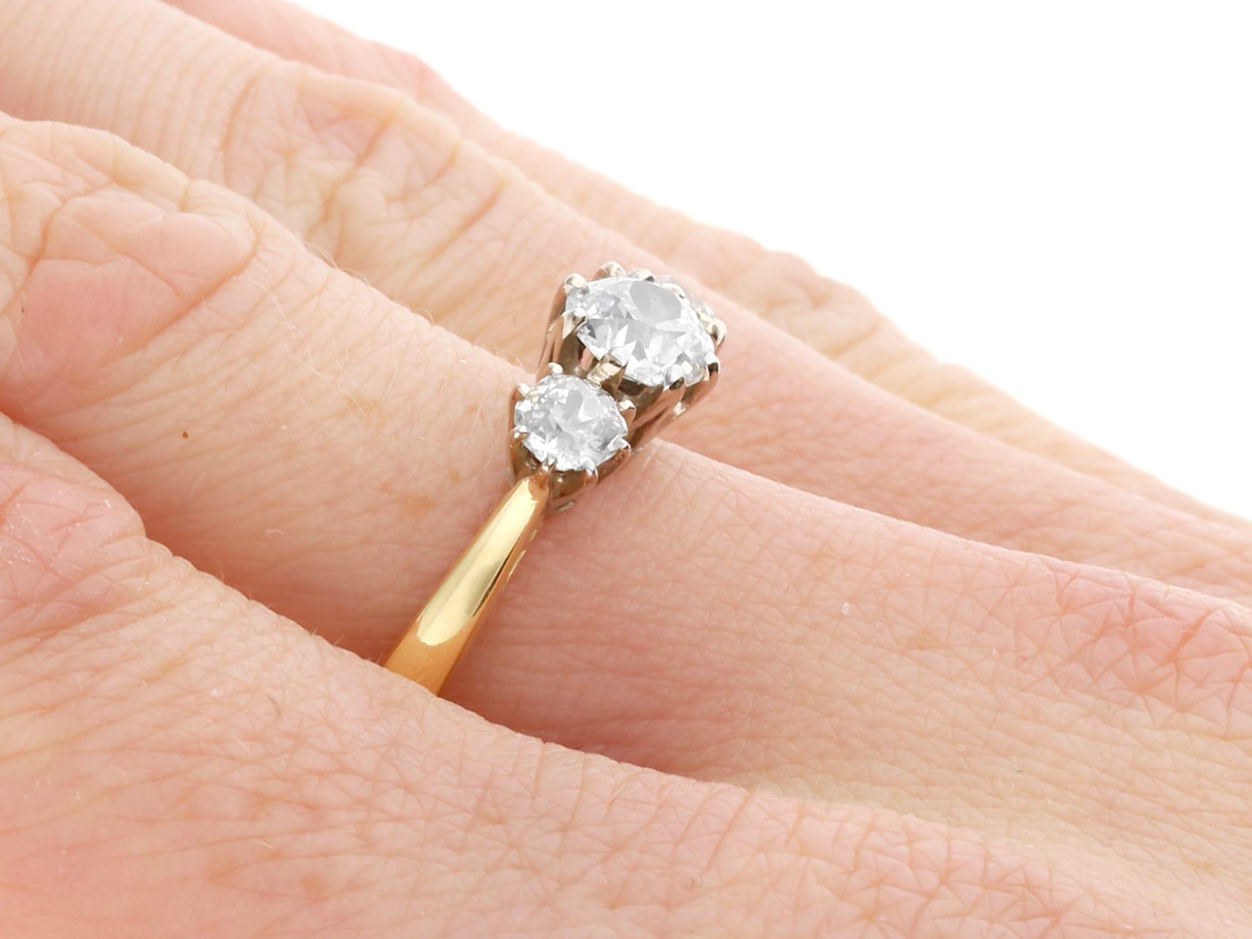 Antiker und Contemporary 1.24Ct Diamant und 18k Gelbgold Trilogie Ring im Angebot 5