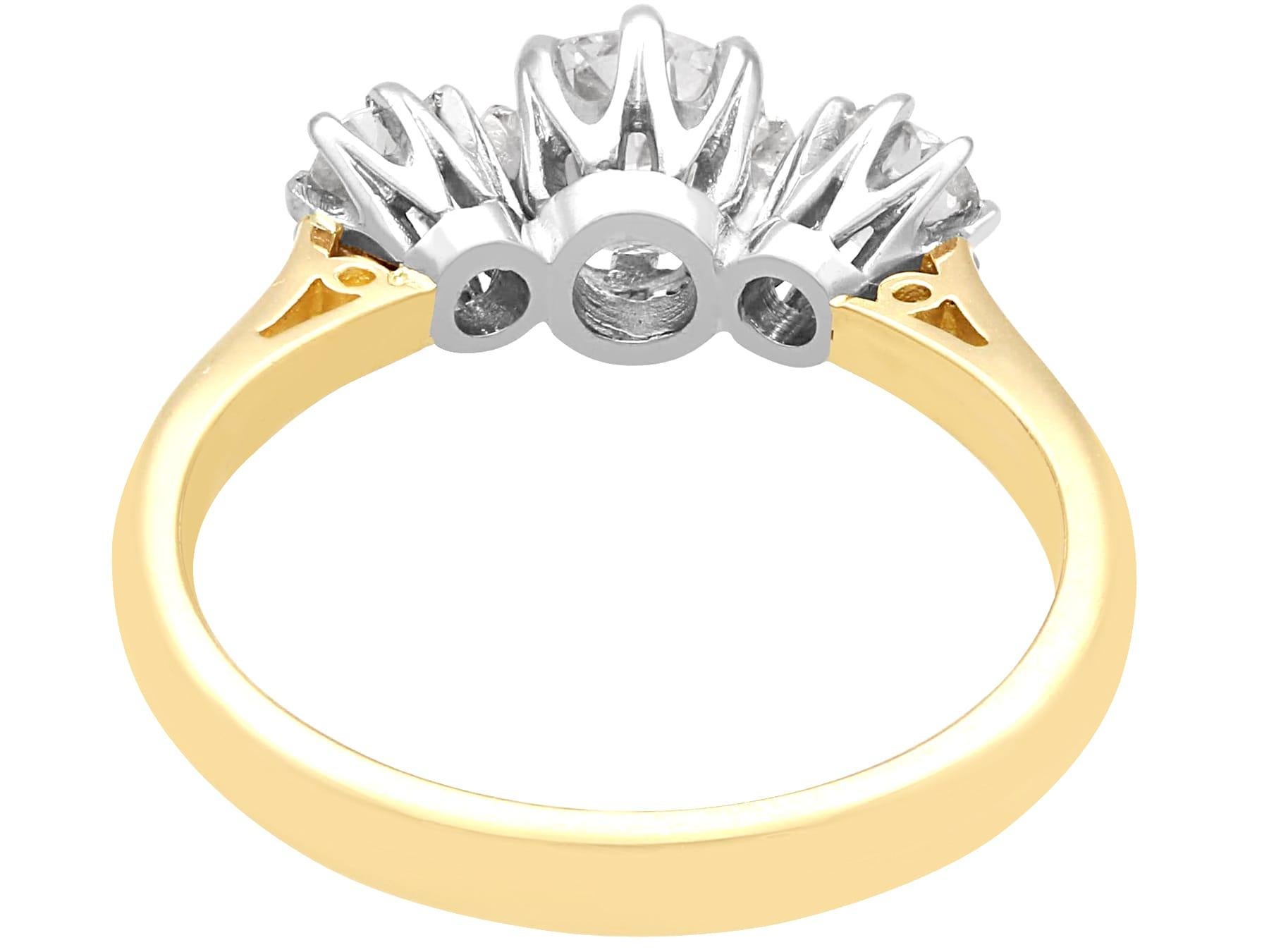 Antiker und Contemporary 1.24Ct Diamant und 18k Gelbgold Trilogie Ring  im Angebot 1
