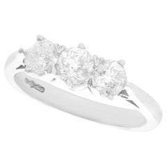 Bague à trois pierres en platine avec diamant de 1,32 carat, ancienne et contemporaine